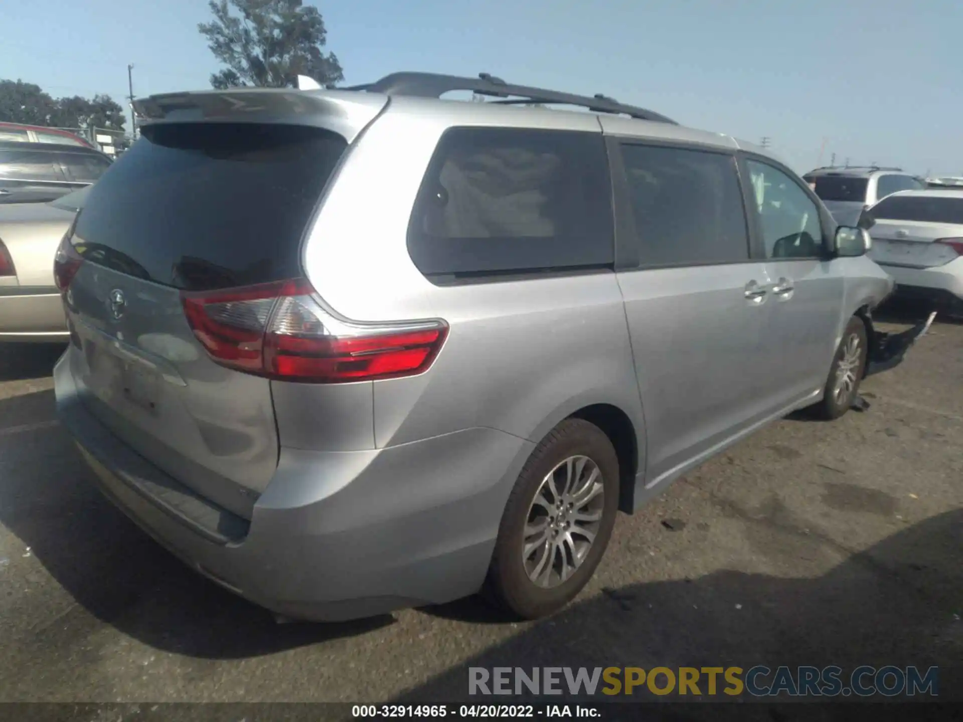 4 Photograph of a damaged car 5TDYZ3DC8LS051648 TOYOTA SIENNA 2020