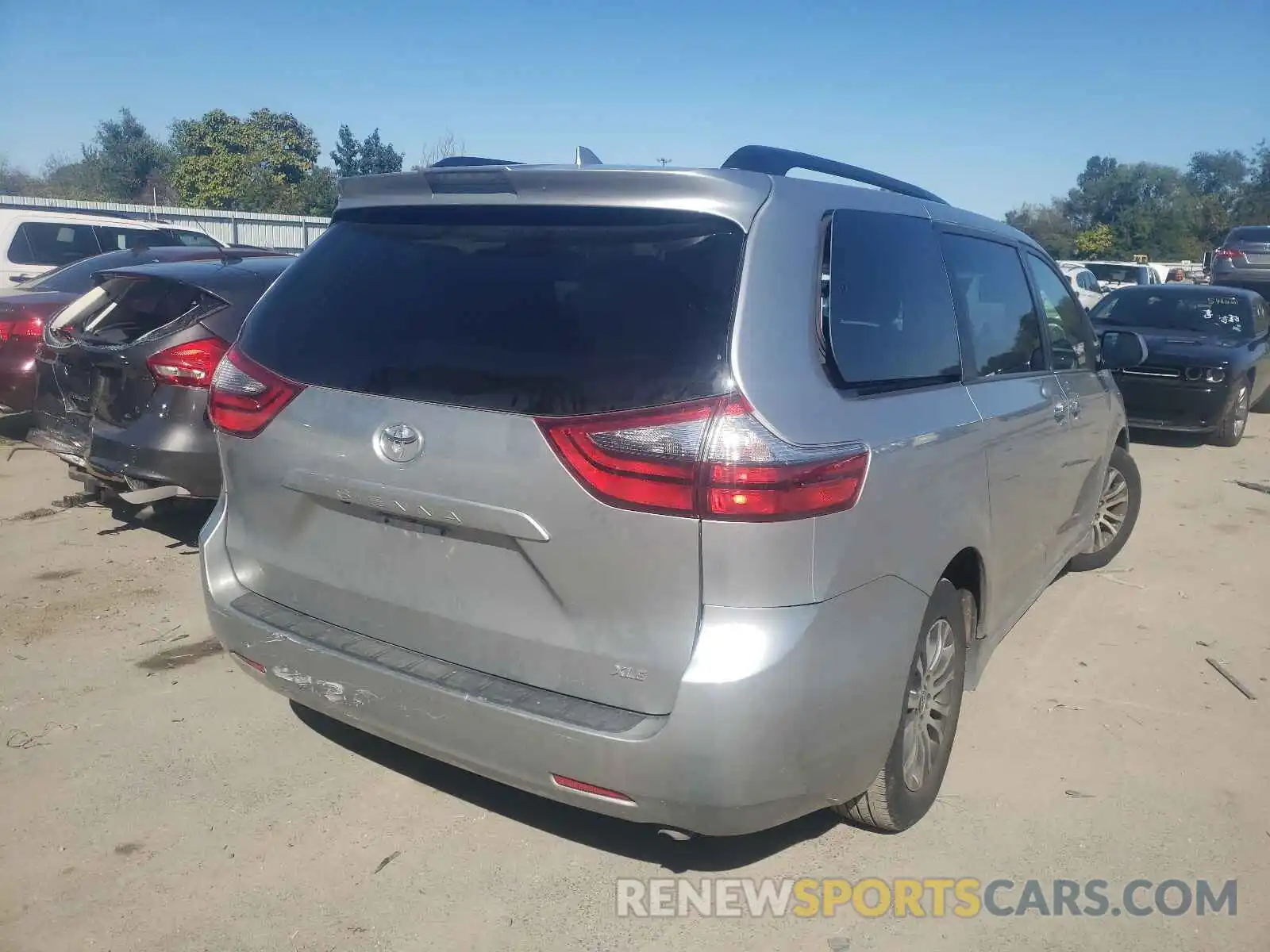 4 Photograph of a damaged car 5TDYZ3DC8LS063864 TOYOTA SIENNA 2020