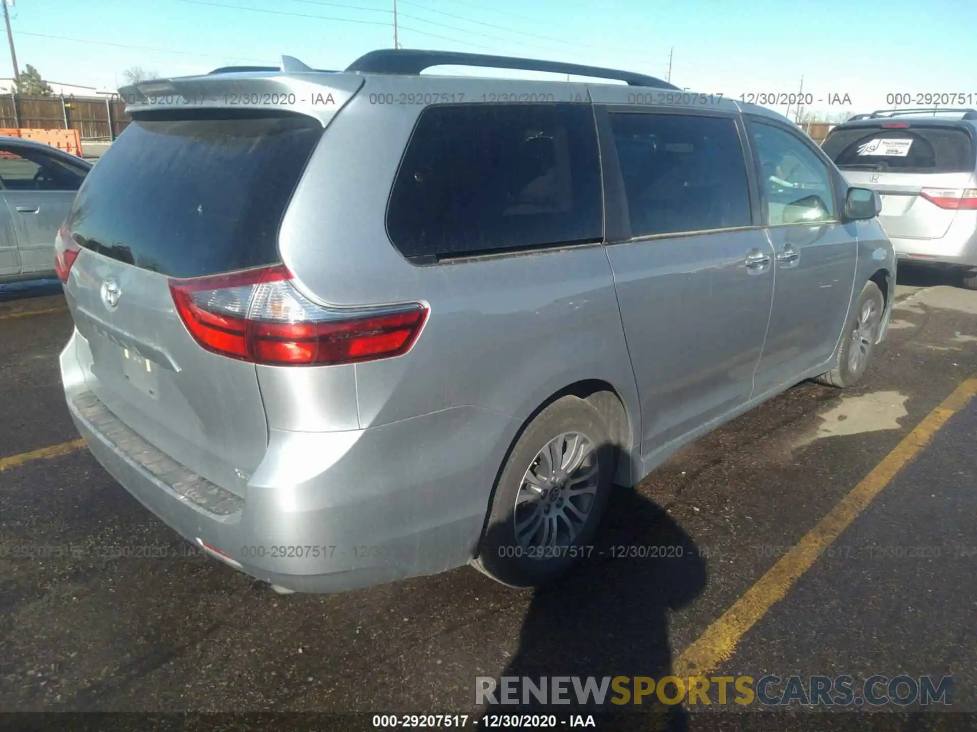 4 Photograph of a damaged car 5TDYZ3DC8LS067560 TOYOTA SIENNA 2020