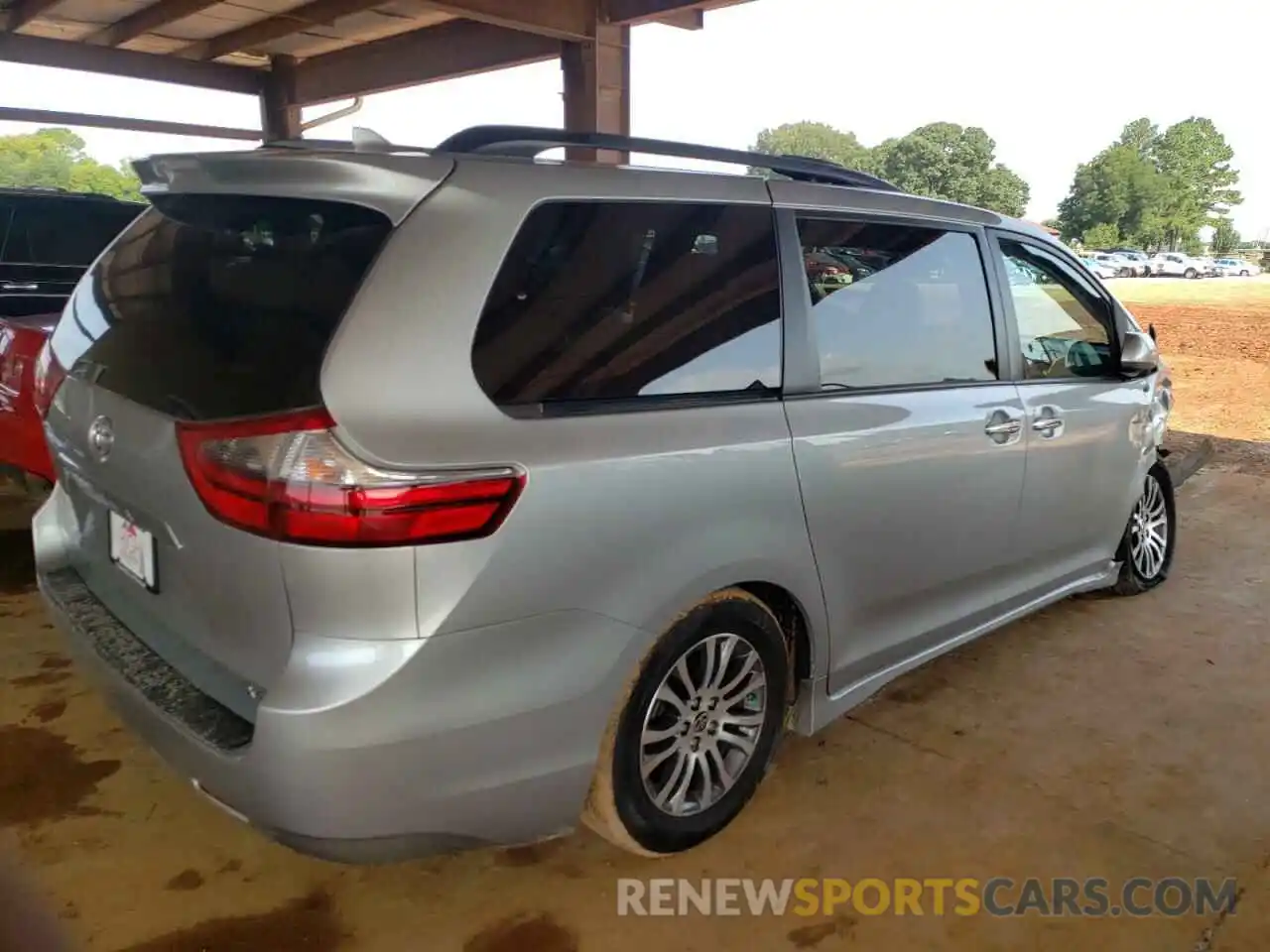 4 Photograph of a damaged car 5TDYZ3DC8LS070068 TOYOTA SIENNA 2020