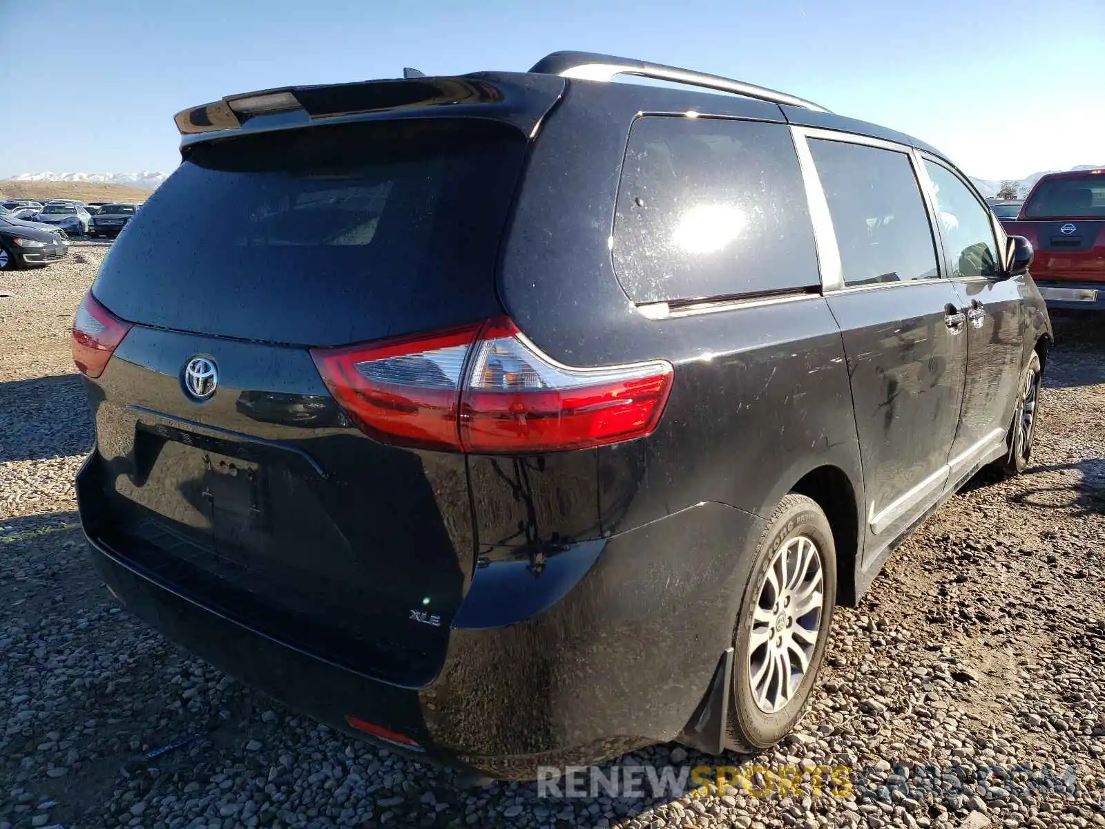 4 Photograph of a damaged car 5TDYZ3DC8LS075464 TOYOTA SIENNA 2020