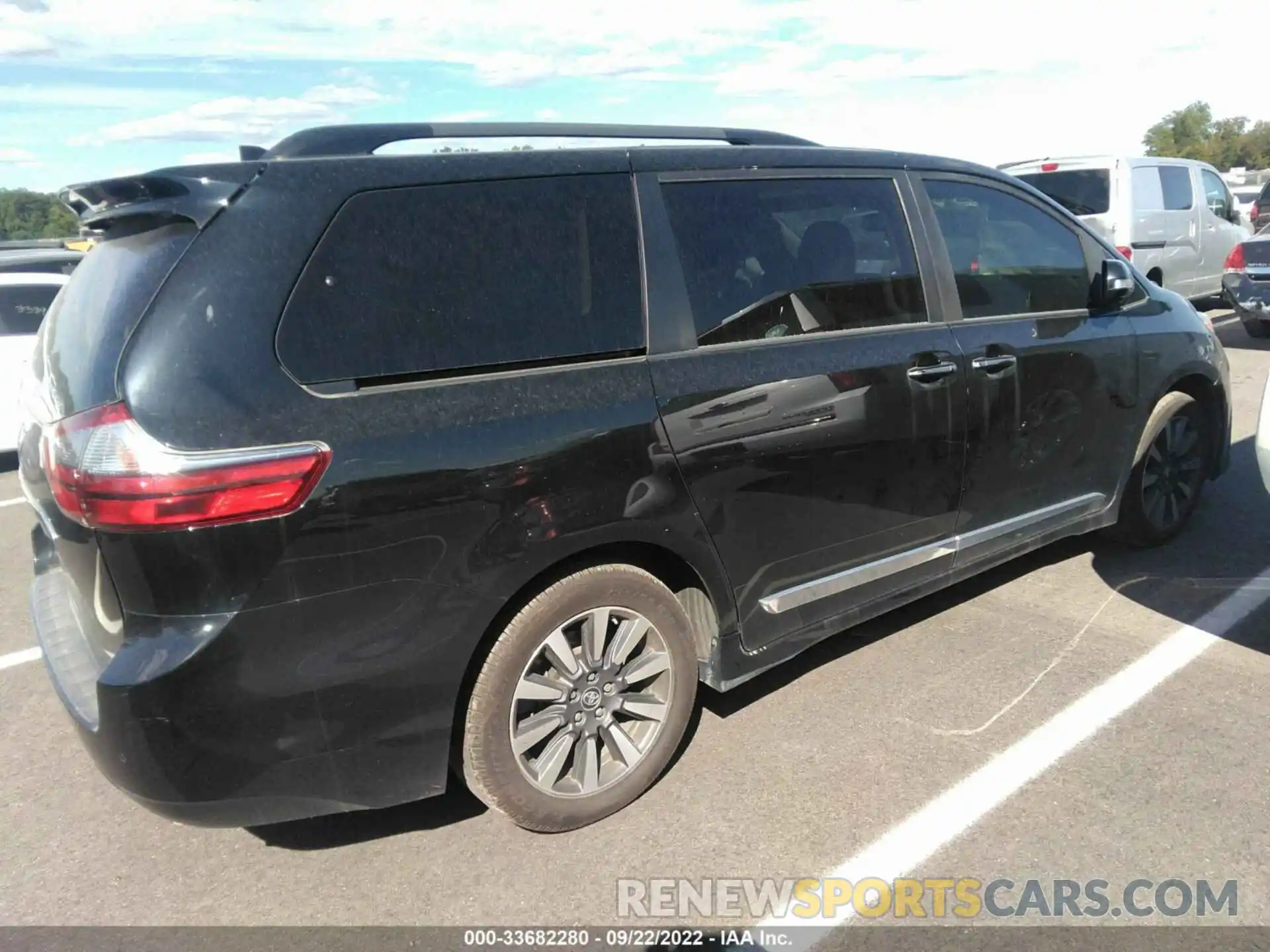 4 Photograph of a damaged car 5TDYZ3DC9LS028816 TOYOTA SIENNA 2020