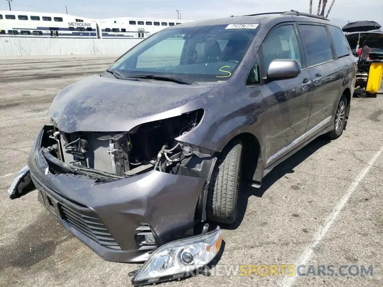 2 Photograph of a damaged car 5TDYZ3DC9LS040027 TOYOTA SIENNA 2020