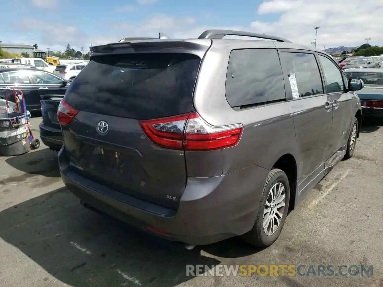 4 Photograph of a damaged car 5TDYZ3DC9LS045275 TOYOTA SIENNA 2020