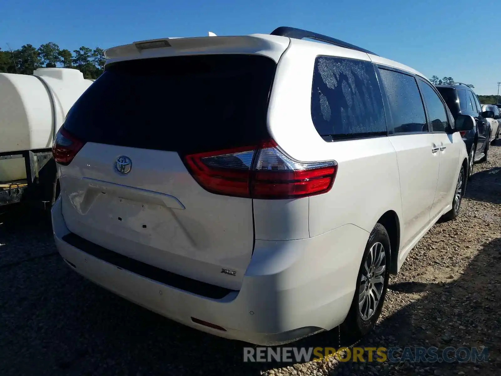 4 Photograph of a damaged car 5TDYZ3DC9LS045535 TOYOTA SIENNA 2020