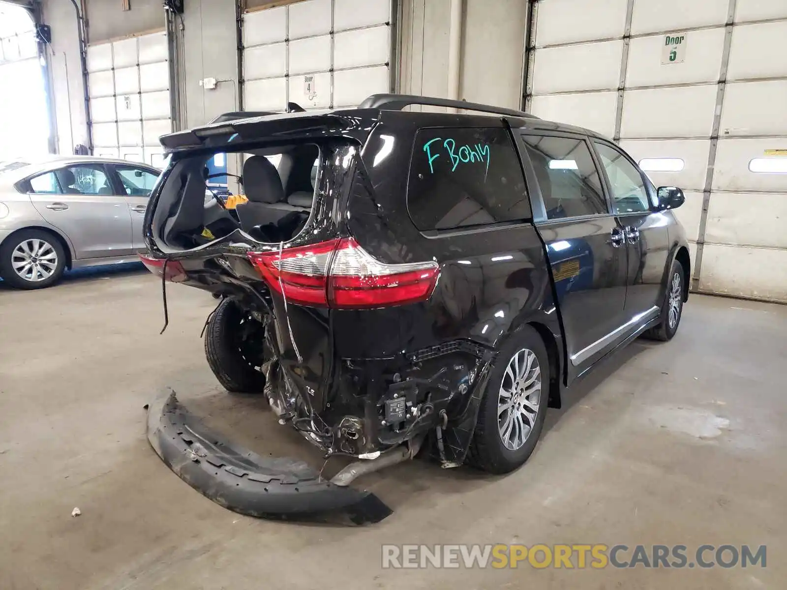 4 Photograph of a damaged car 5TDYZ3DC9LS047530 TOYOTA SIENNA 2020