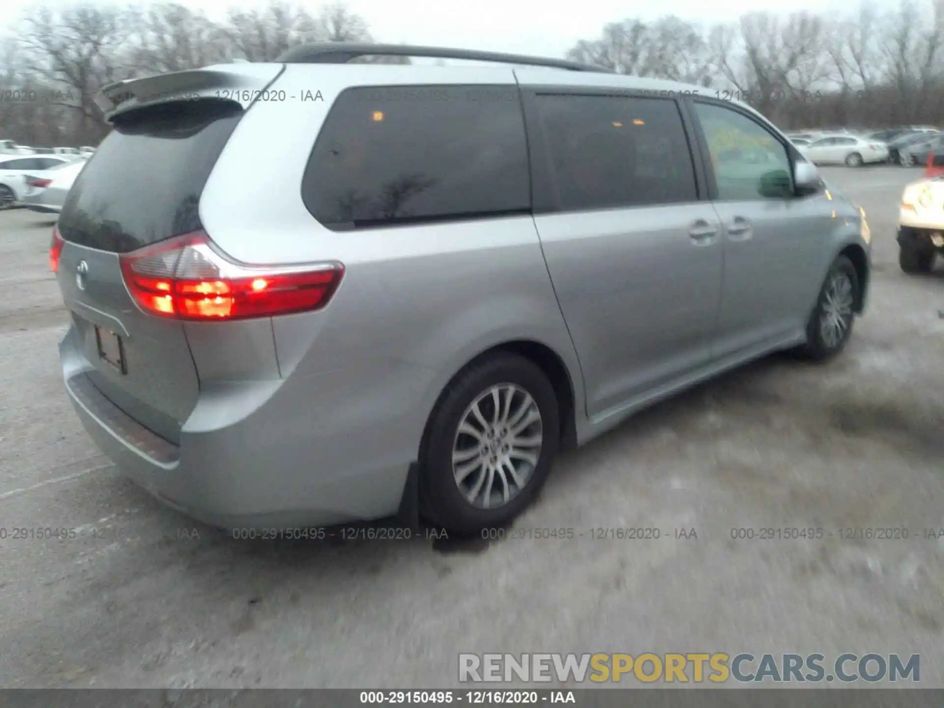 4 Photograph of a damaged car 5TDYZ3DC9LS049598 TOYOTA SIENNA 2020