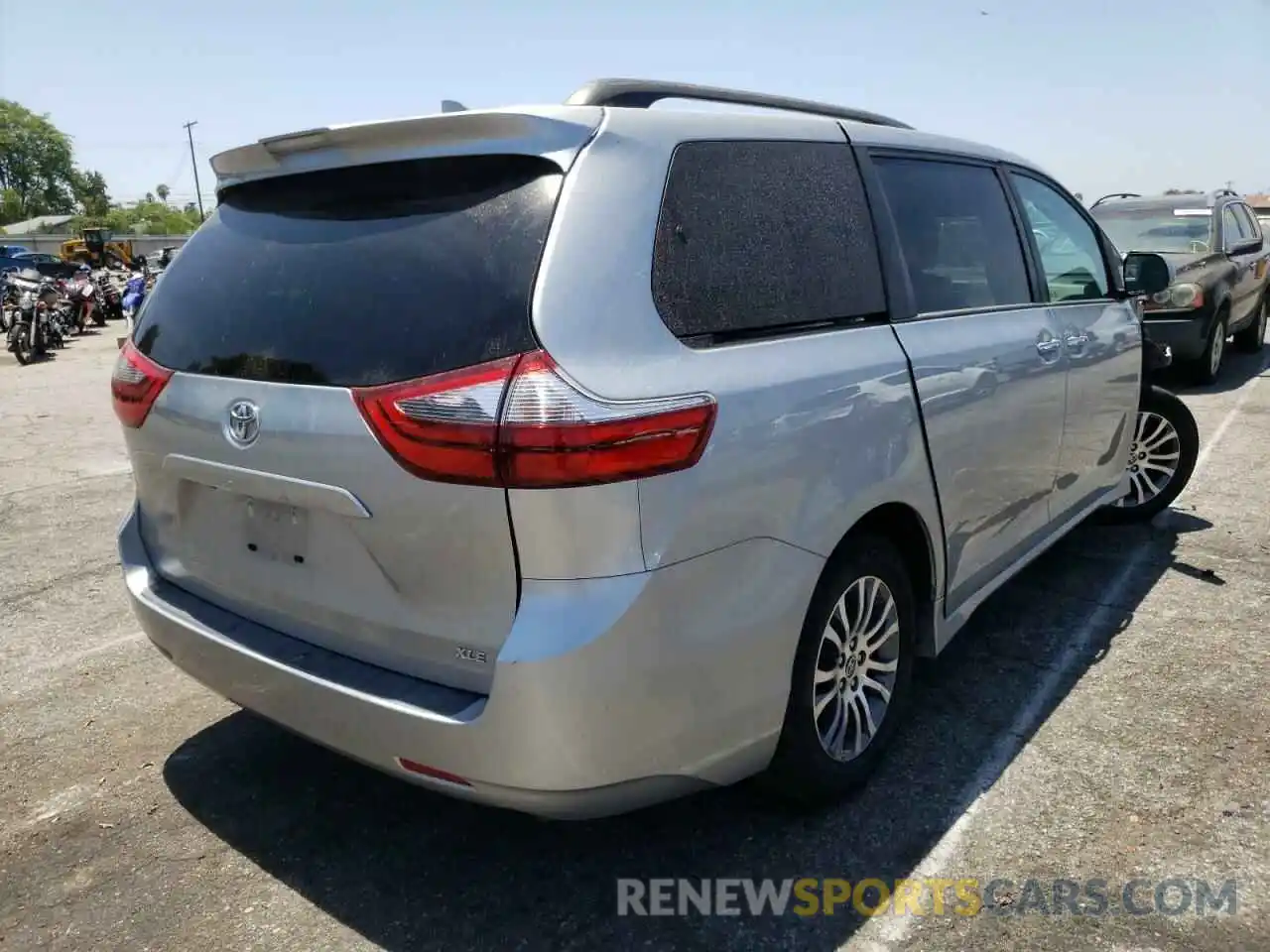 4 Photograph of a damaged car 5TDYZ3DC9LS061802 TOYOTA SIENNA 2020