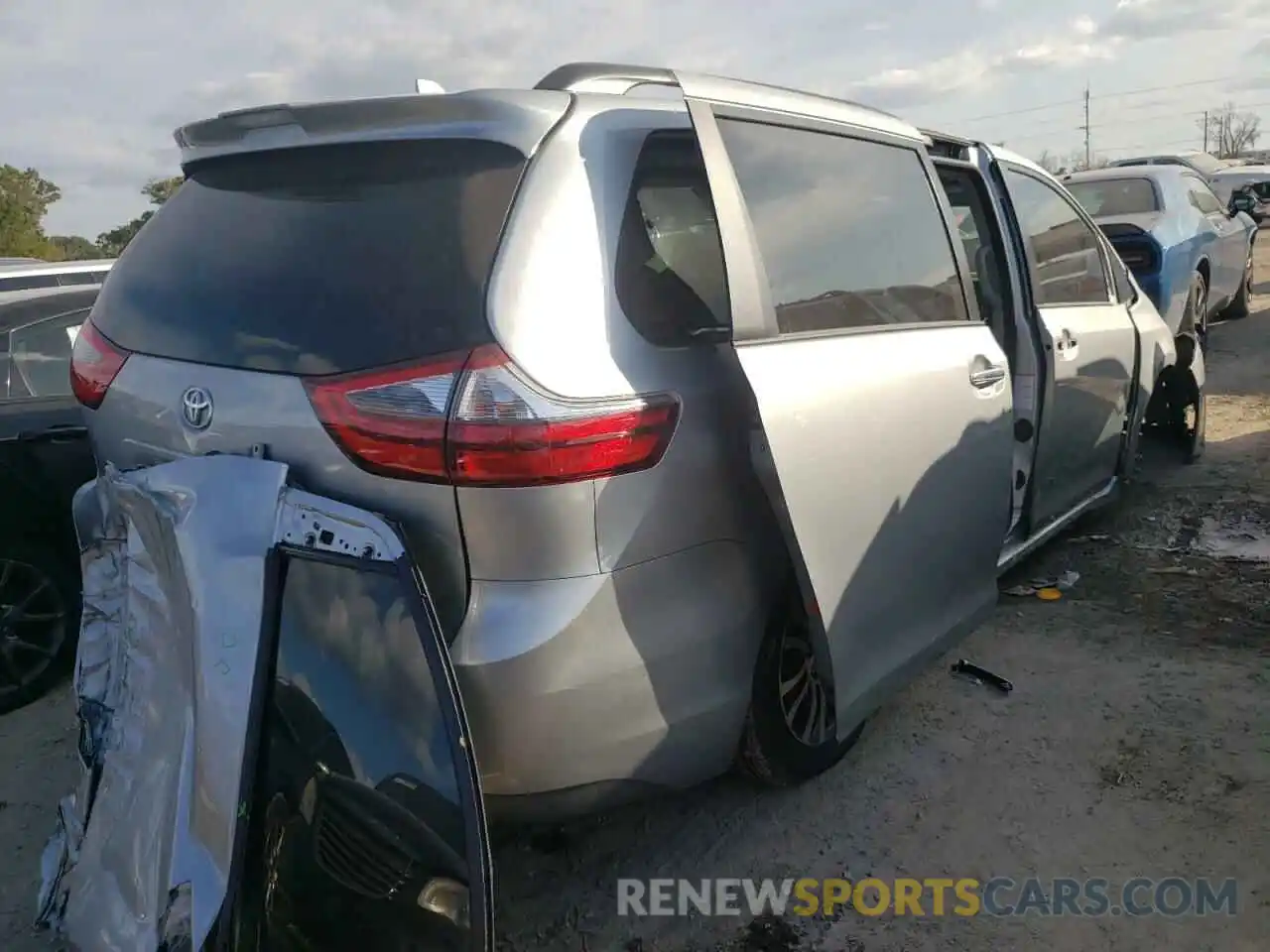 4 Photograph of a damaged car 5TDYZ3DC9LS062240 TOYOTA SIENNA 2020