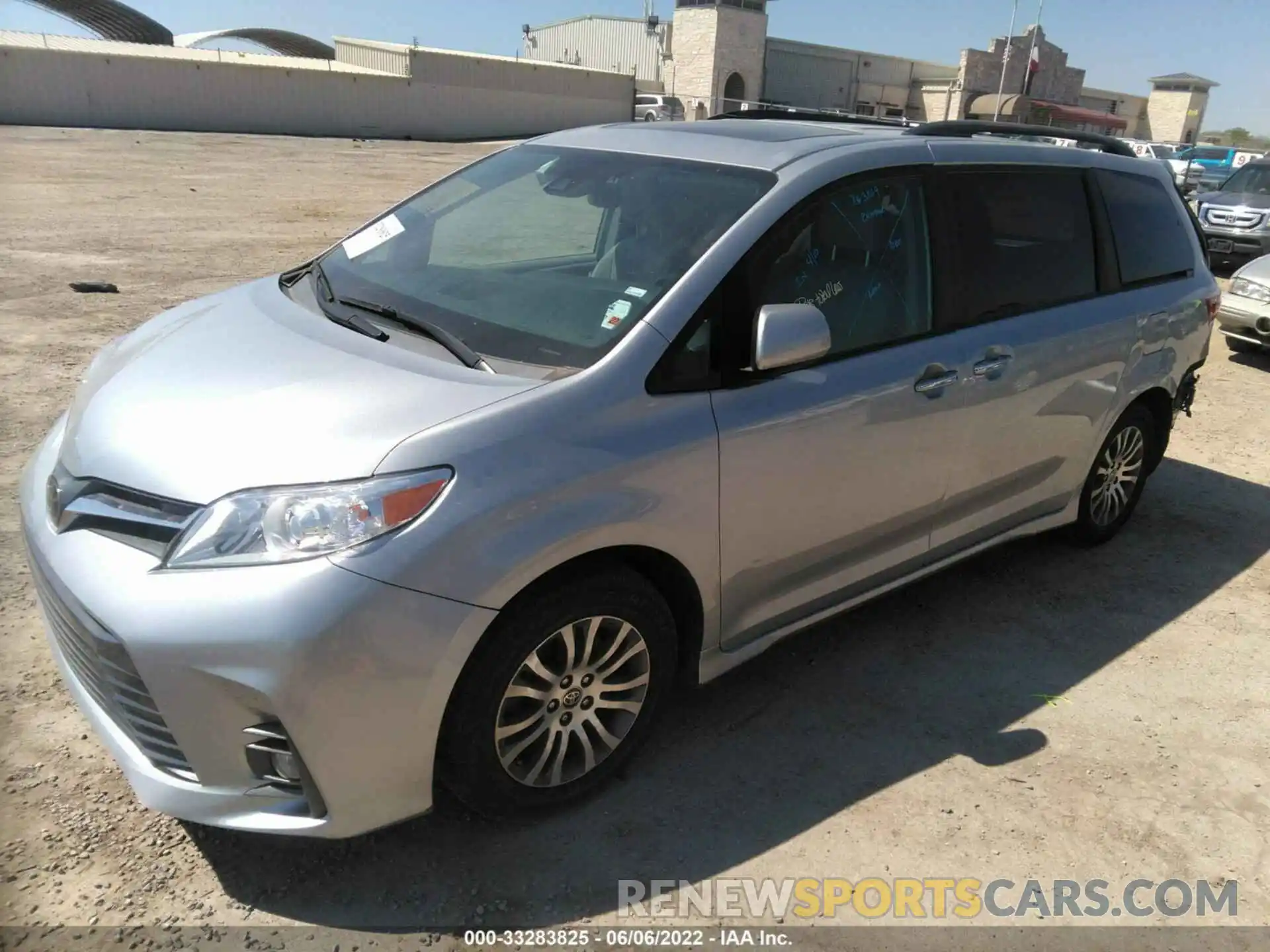 2 Photograph of a damaged car 5TDYZ3DC9LS064926 TOYOTA SIENNA 2020