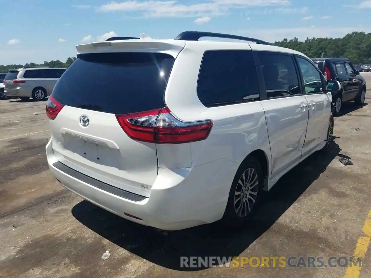 4 Photograph of a damaged car 5TDYZ3DC9LS082052 TOYOTA SIENNA 2020