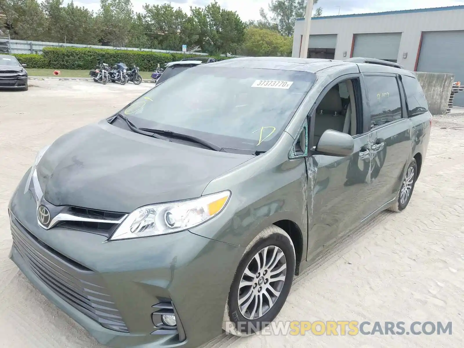 2 Фотография поврежденного автомобиля 5TDYZ3DCXLS036116 TOYOTA SIENNA 2020