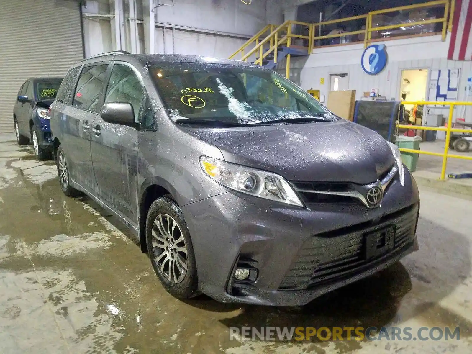 1 Photograph of a damaged car 5TDYZ3DCXLS038836 TOYOTA SIENNA 2020