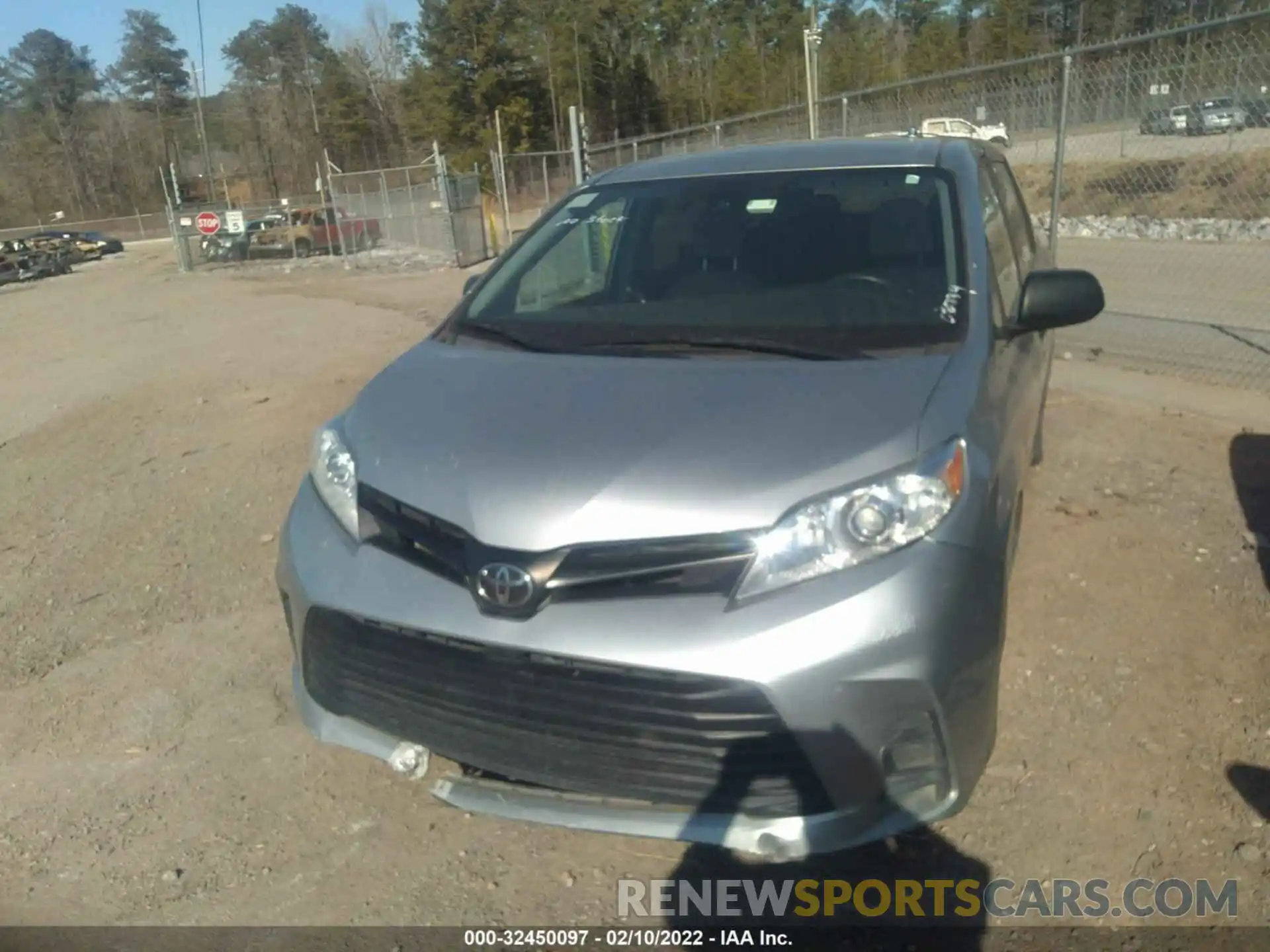 6 Photograph of a damaged car 5TDZZ3DC0LS030734 TOYOTA SIENNA 2020