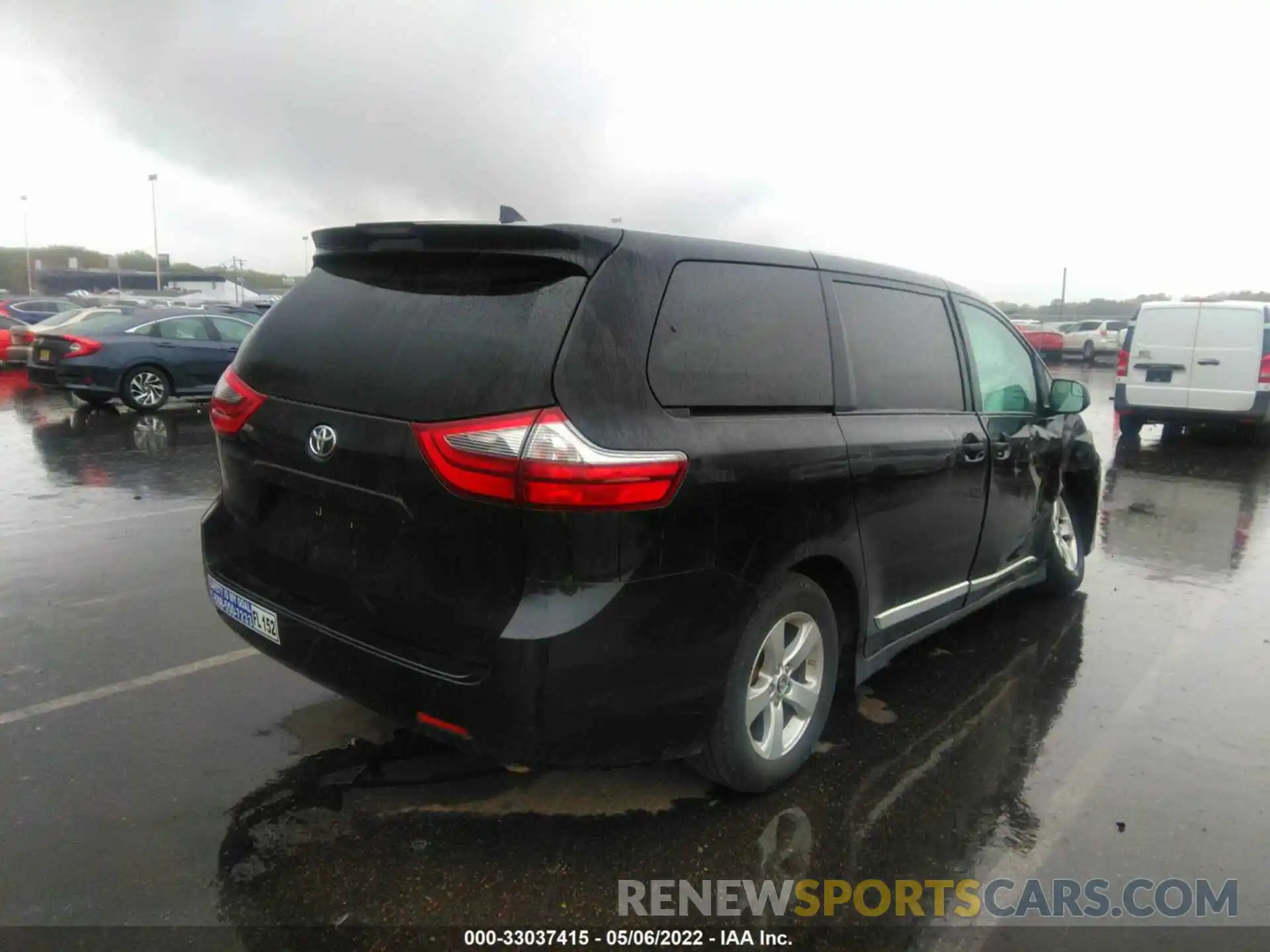 4 Photograph of a damaged car 5TDZZ3DC0LS032404 TOYOTA SIENNA 2020