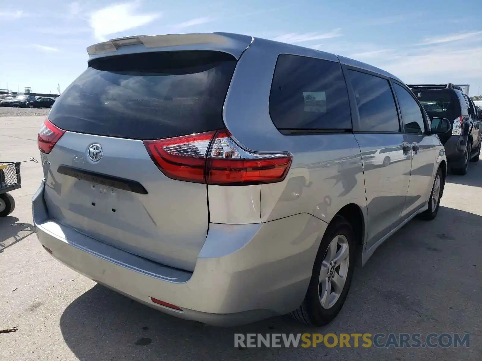 4 Photograph of a damaged car 5TDZZ3DC0LS034783 TOYOTA SIENNA 2020