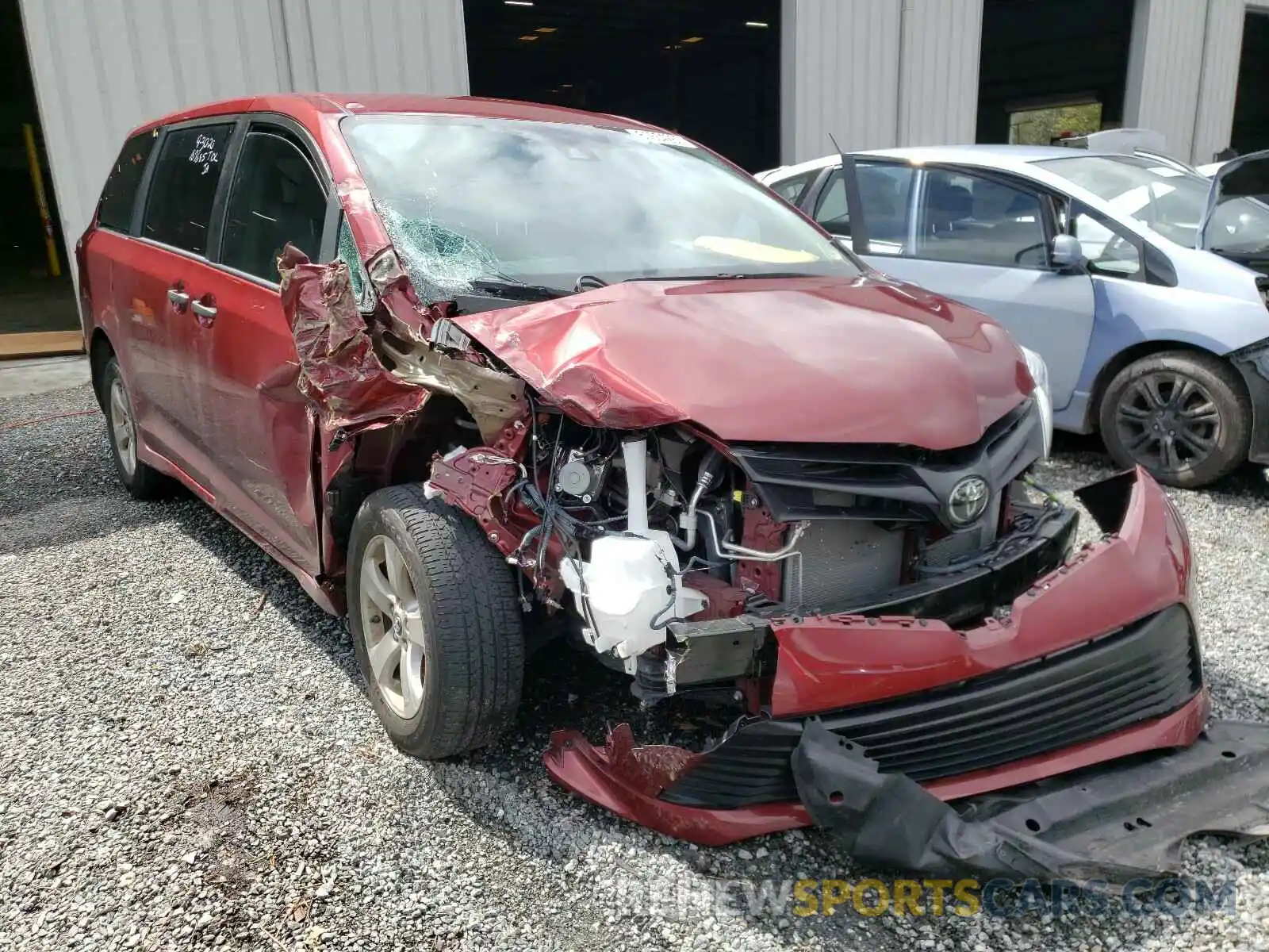 1 Photograph of a damaged car 5TDZZ3DC0LS046853 TOYOTA SIENNA 2020