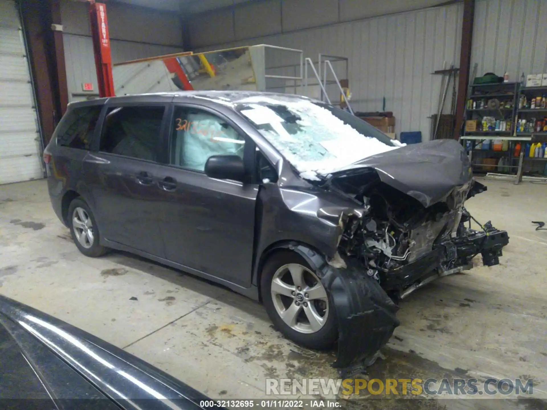 1 Photograph of a damaged car 5TDZZ3DC0LS055567 TOYOTA SIENNA 2020