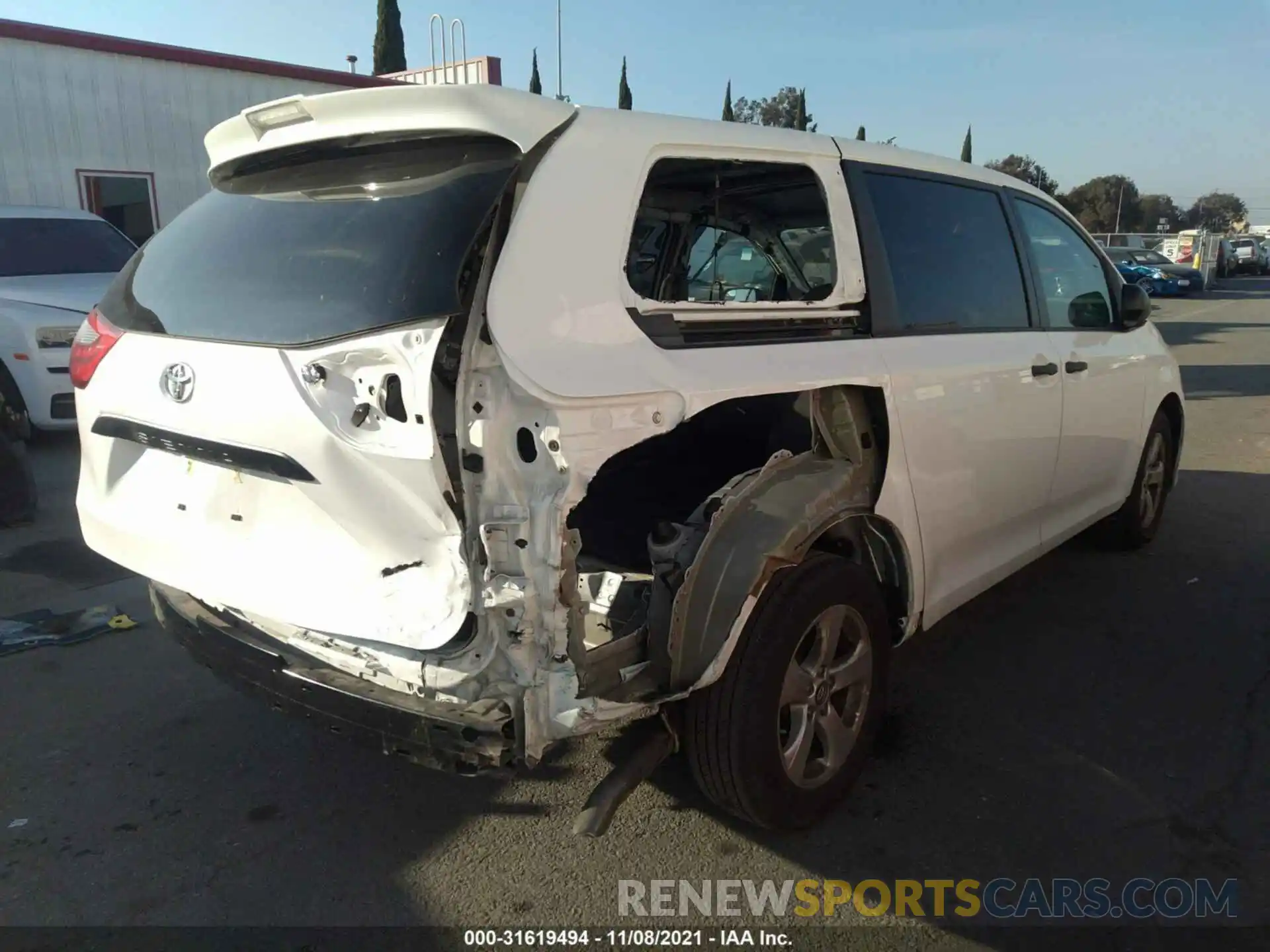 4 Photograph of a damaged car 5TDZZ3DC1LS045226 TOYOTA SIENNA 2020