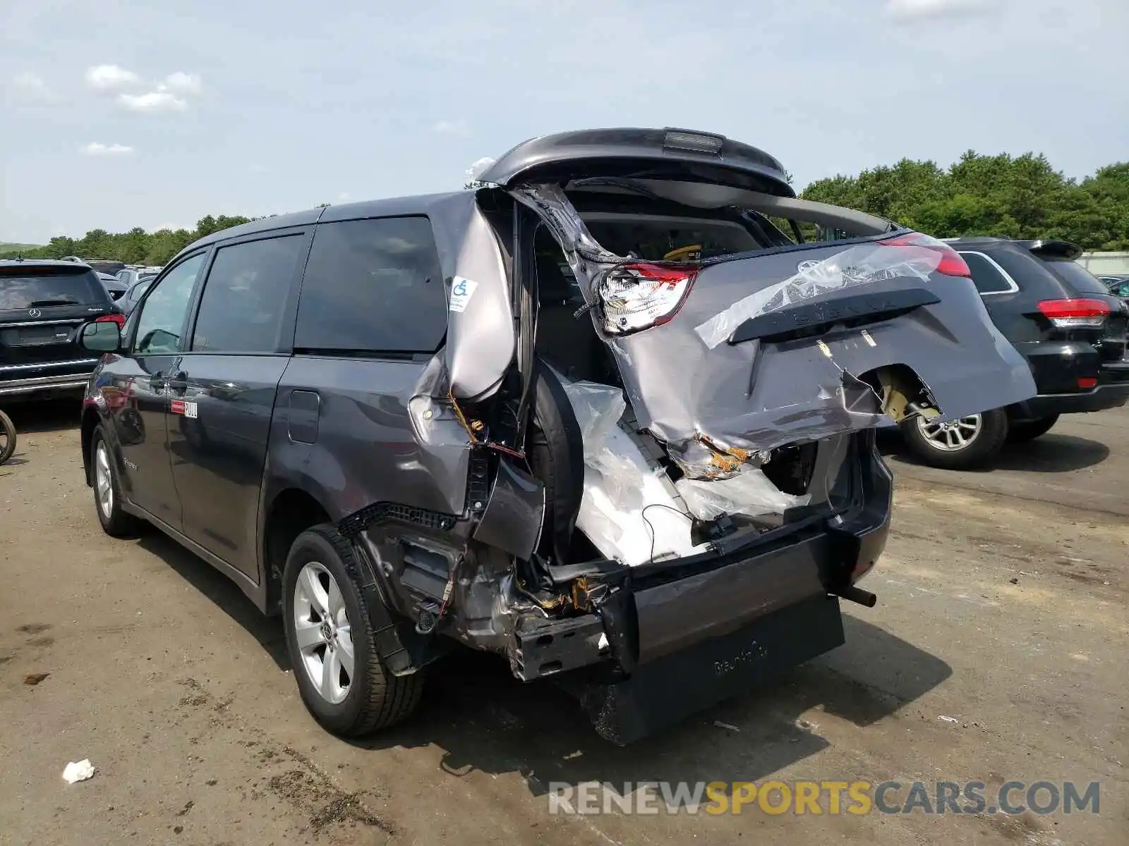 3 Photograph of a damaged car 5TDZZ3DC1LS075925 TOYOTA SIENNA 2020