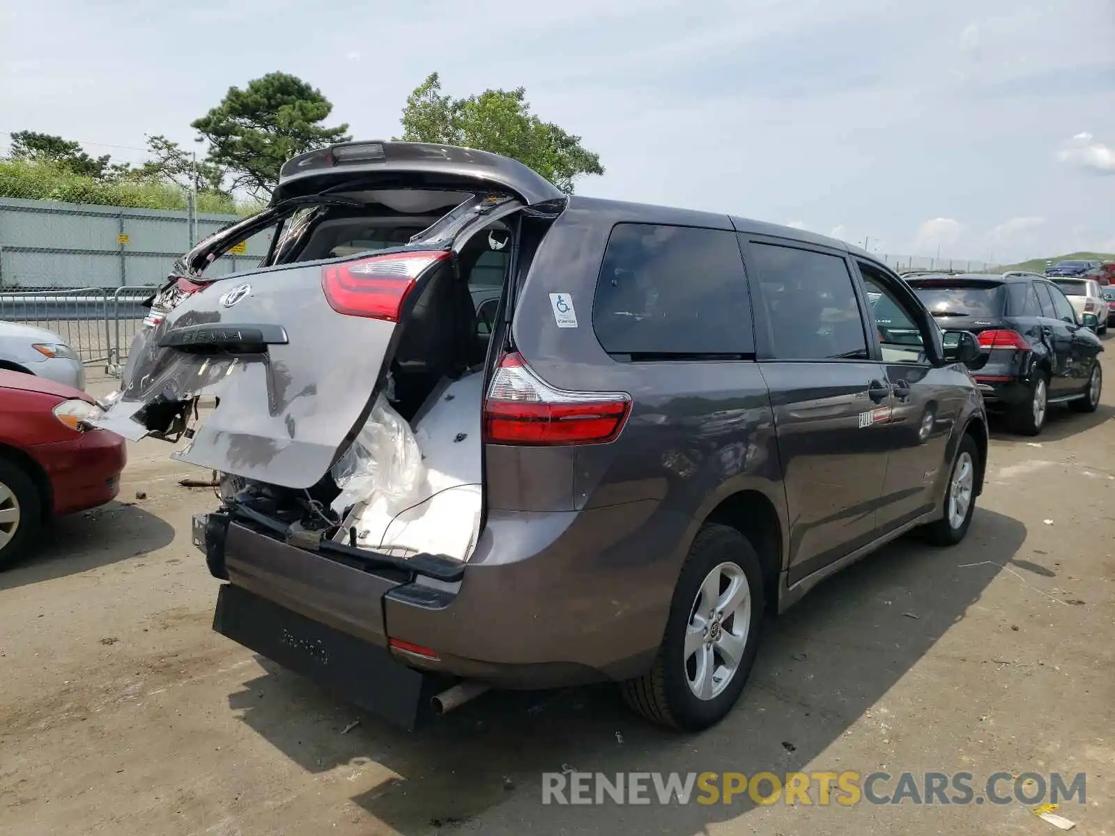 4 Photograph of a damaged car 5TDZZ3DC1LS075925 TOYOTA SIENNA 2020