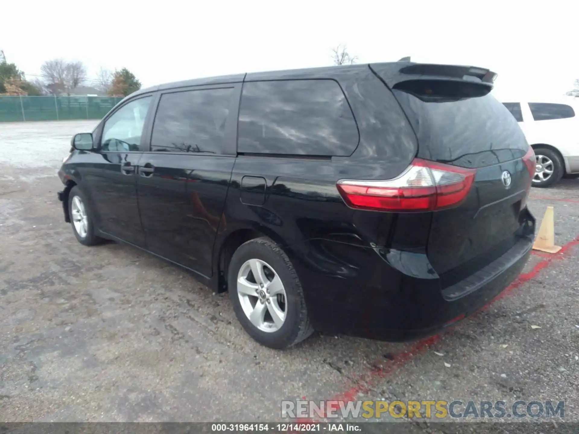 3 Photograph of a damaged car 5TDZZ3DC1LS076010 TOYOTA SIENNA 2020