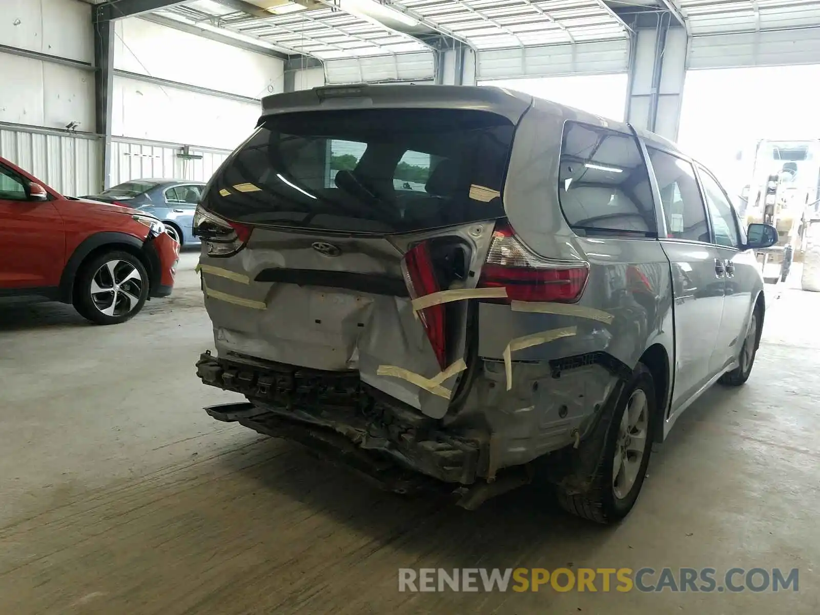 4 Photograph of a damaged car 5TDZZ3DC2LS023106 TOYOTA SIENNA 2020