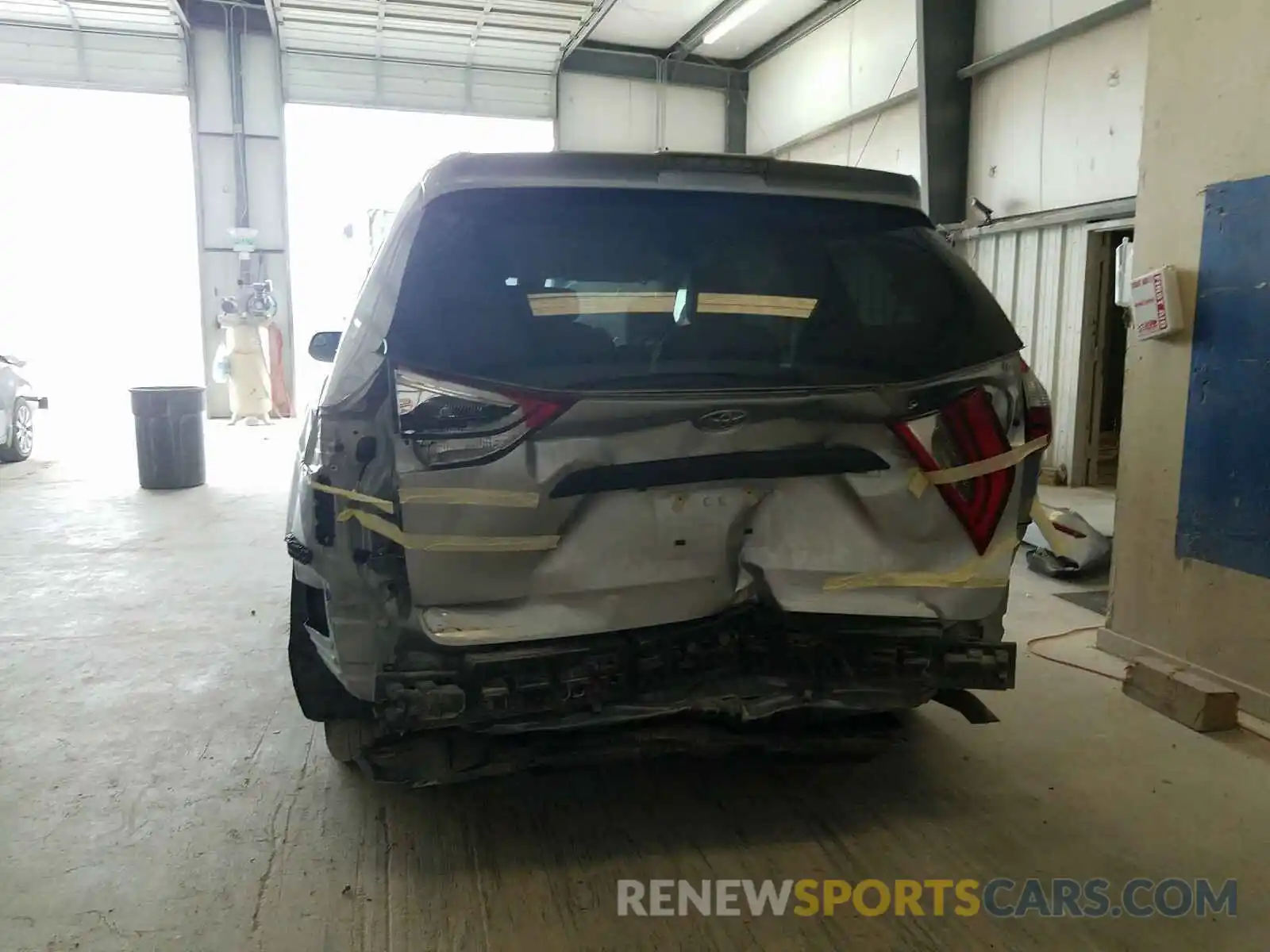 9 Photograph of a damaged car 5TDZZ3DC2LS023106 TOYOTA SIENNA 2020