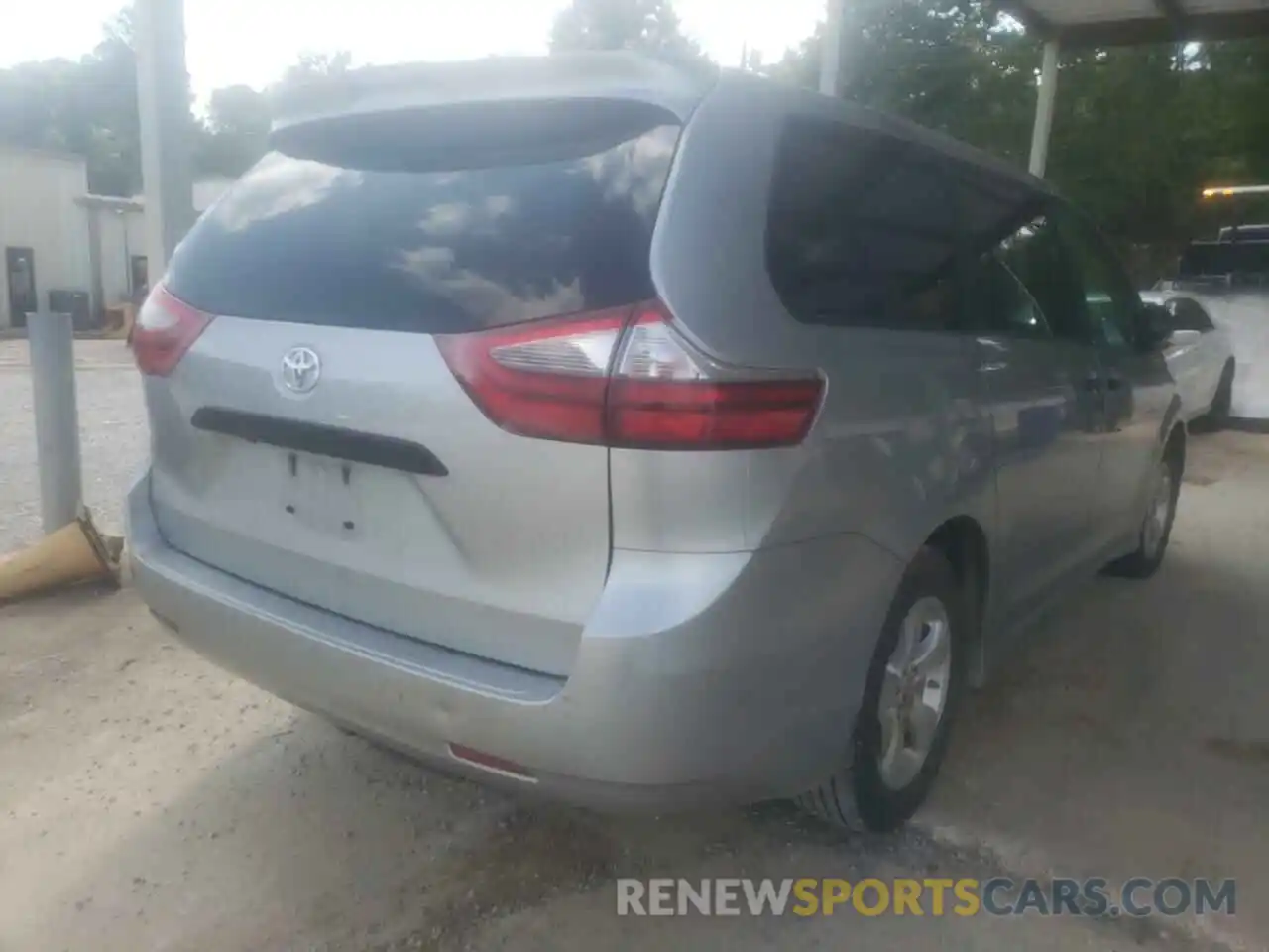 4 Photograph of a damaged car 5TDZZ3DC2LS030833 TOYOTA SIENNA 2020