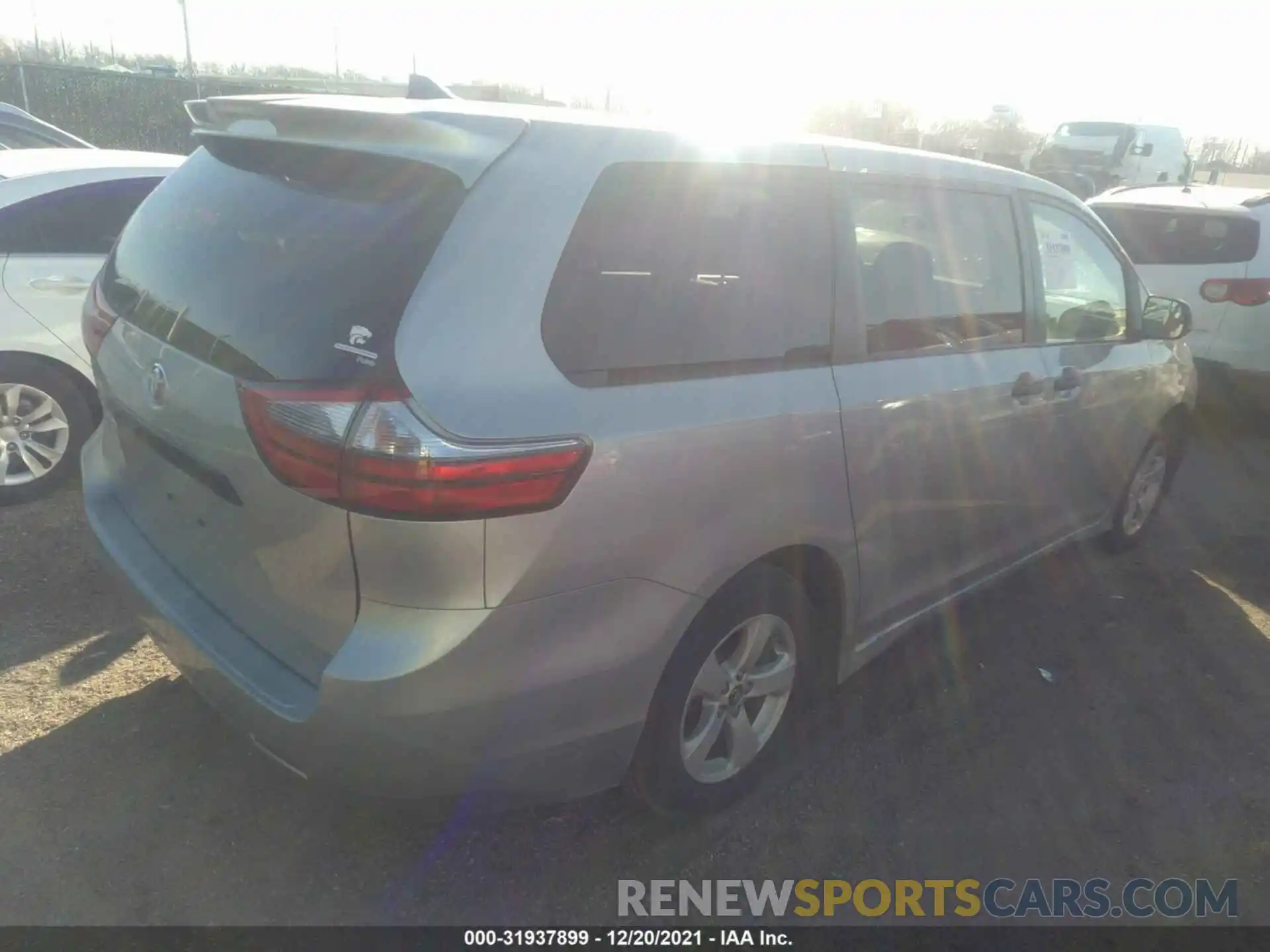 4 Photograph of a damaged car 5TDZZ3DC2LS036728 TOYOTA SIENNA 2020