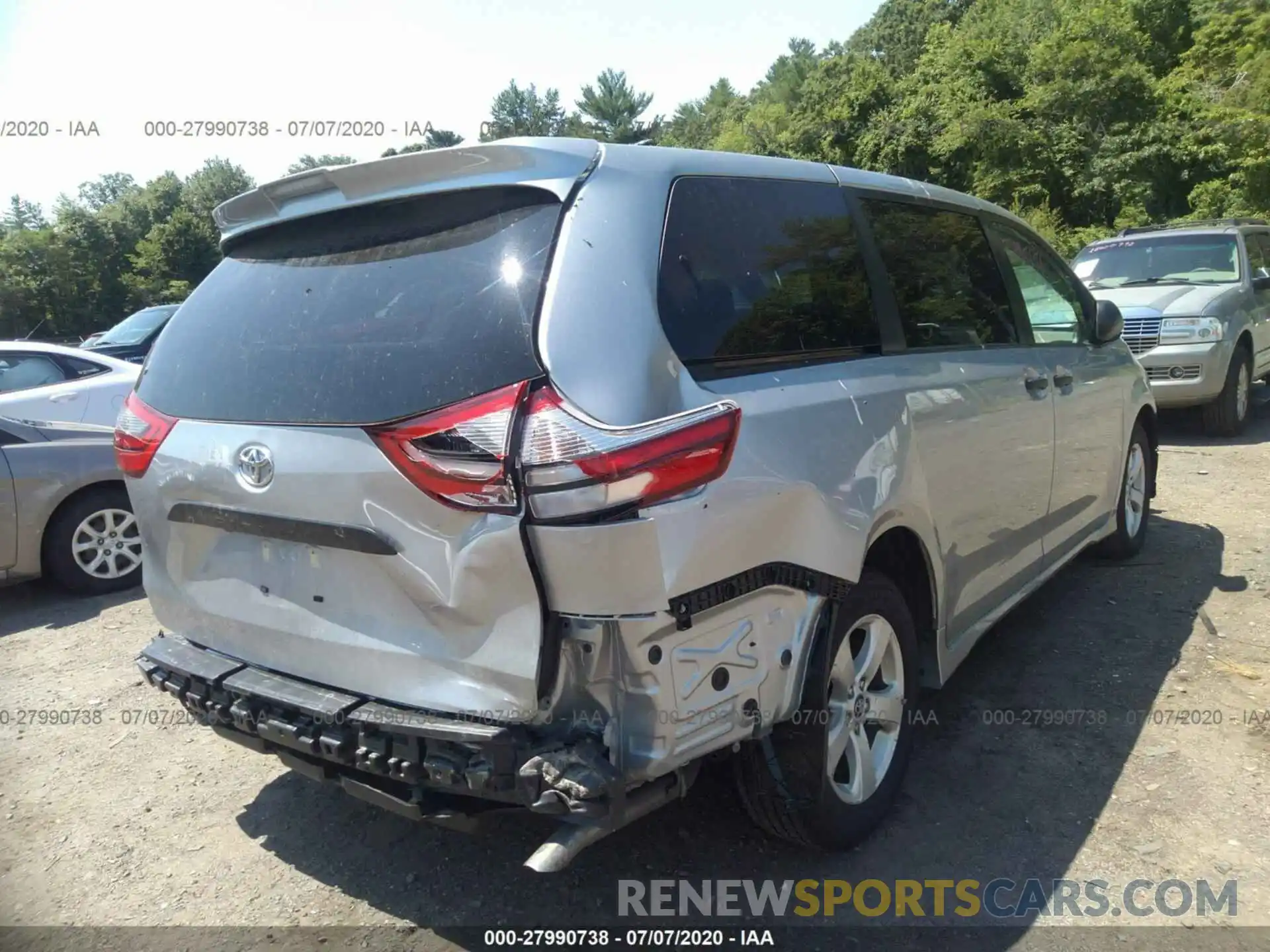 4 Photograph of a damaged car 5TDZZ3DC2LS039385 TOYOTA SIENNA 2020