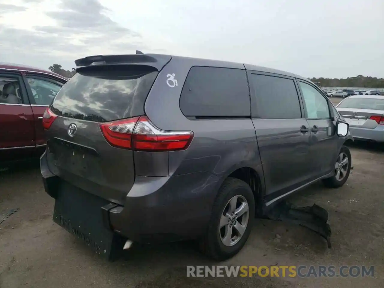 4 Photograph of a damaged car 5TDZZ3DC2LS055957 TOYOTA SIENNA 2020