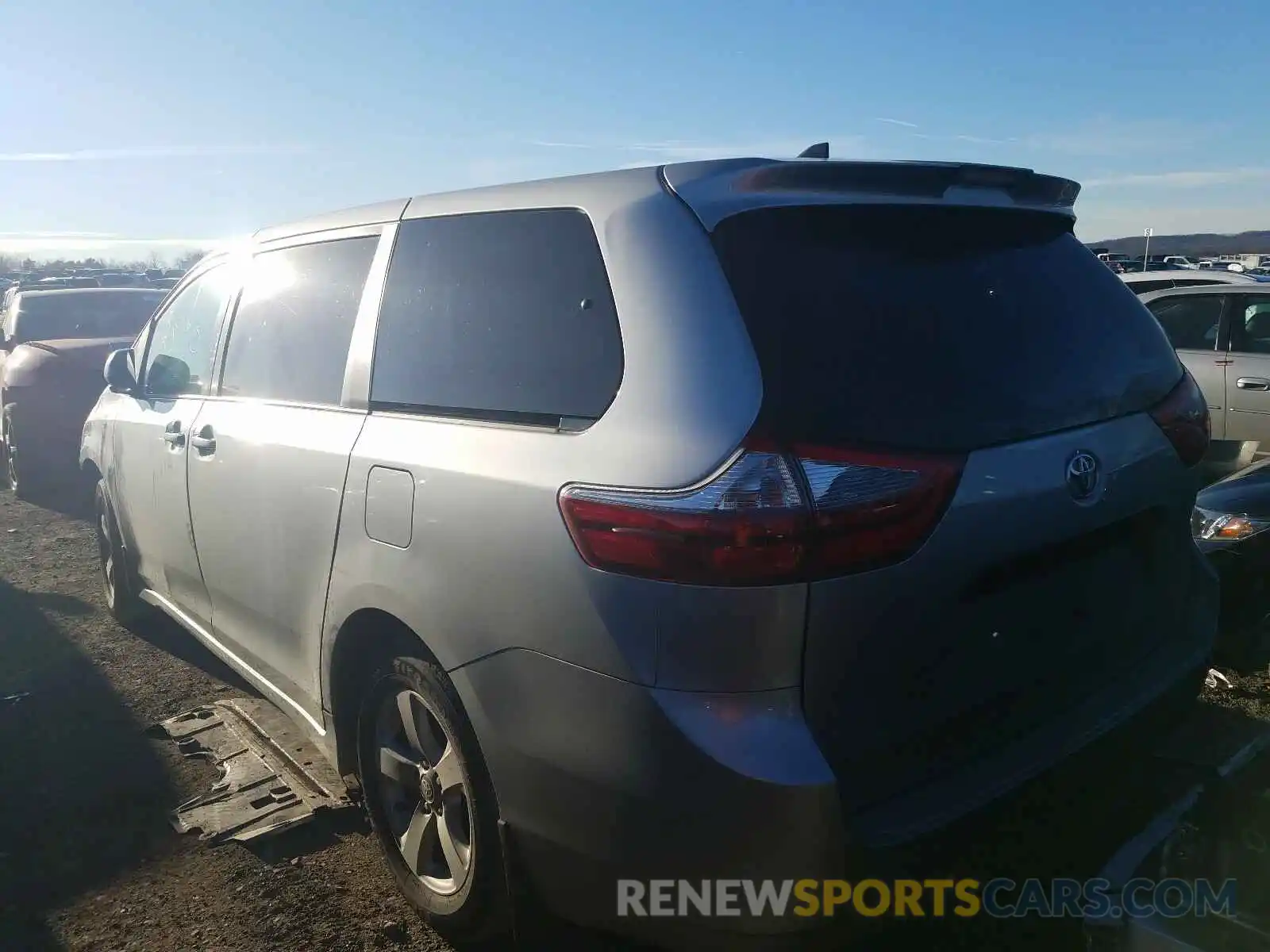 3 Photograph of a damaged car 5TDZZ3DC2LS057322 TOYOTA SIENNA 2020