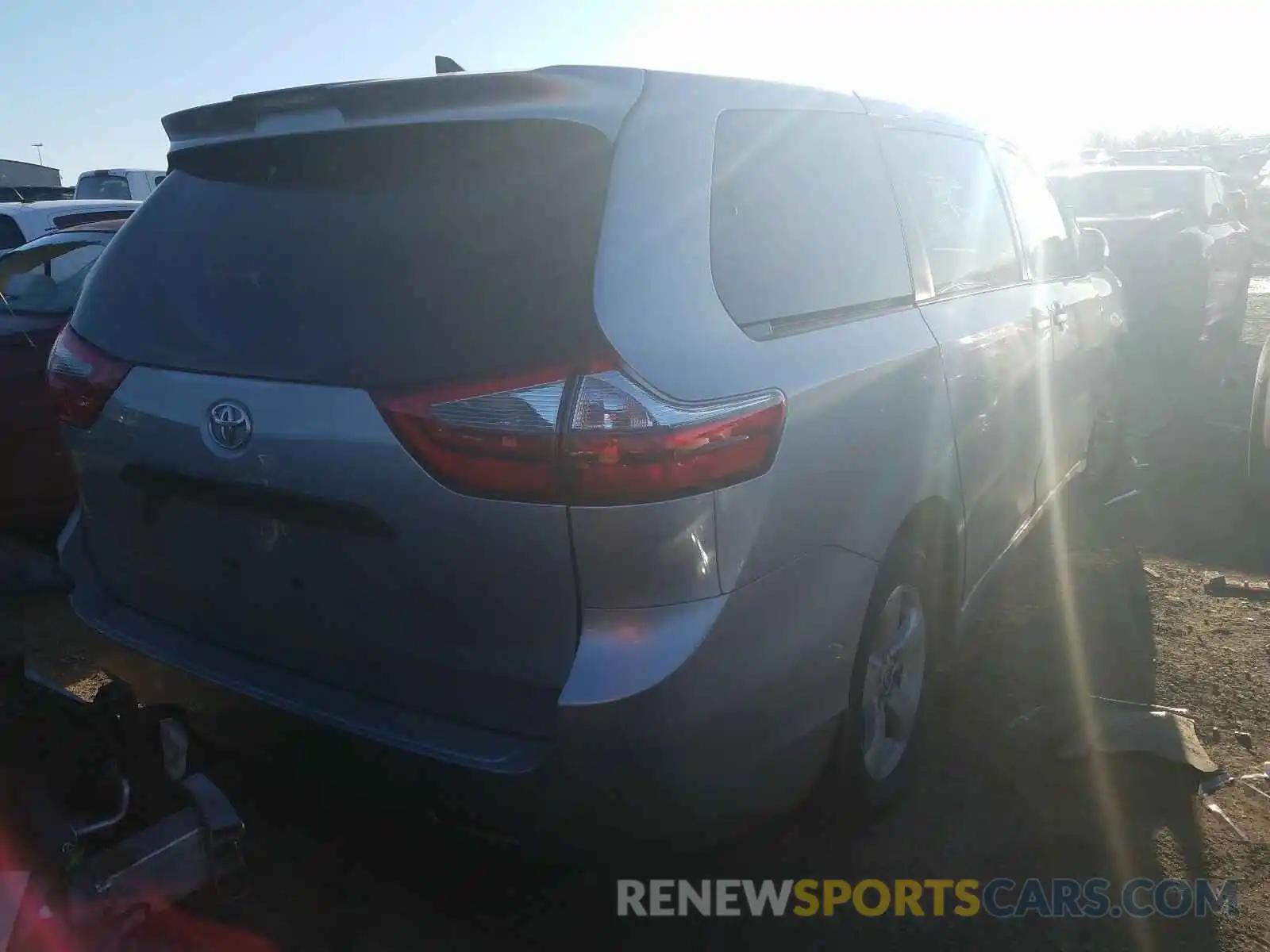 4 Photograph of a damaged car 5TDZZ3DC2LS057322 TOYOTA SIENNA 2020