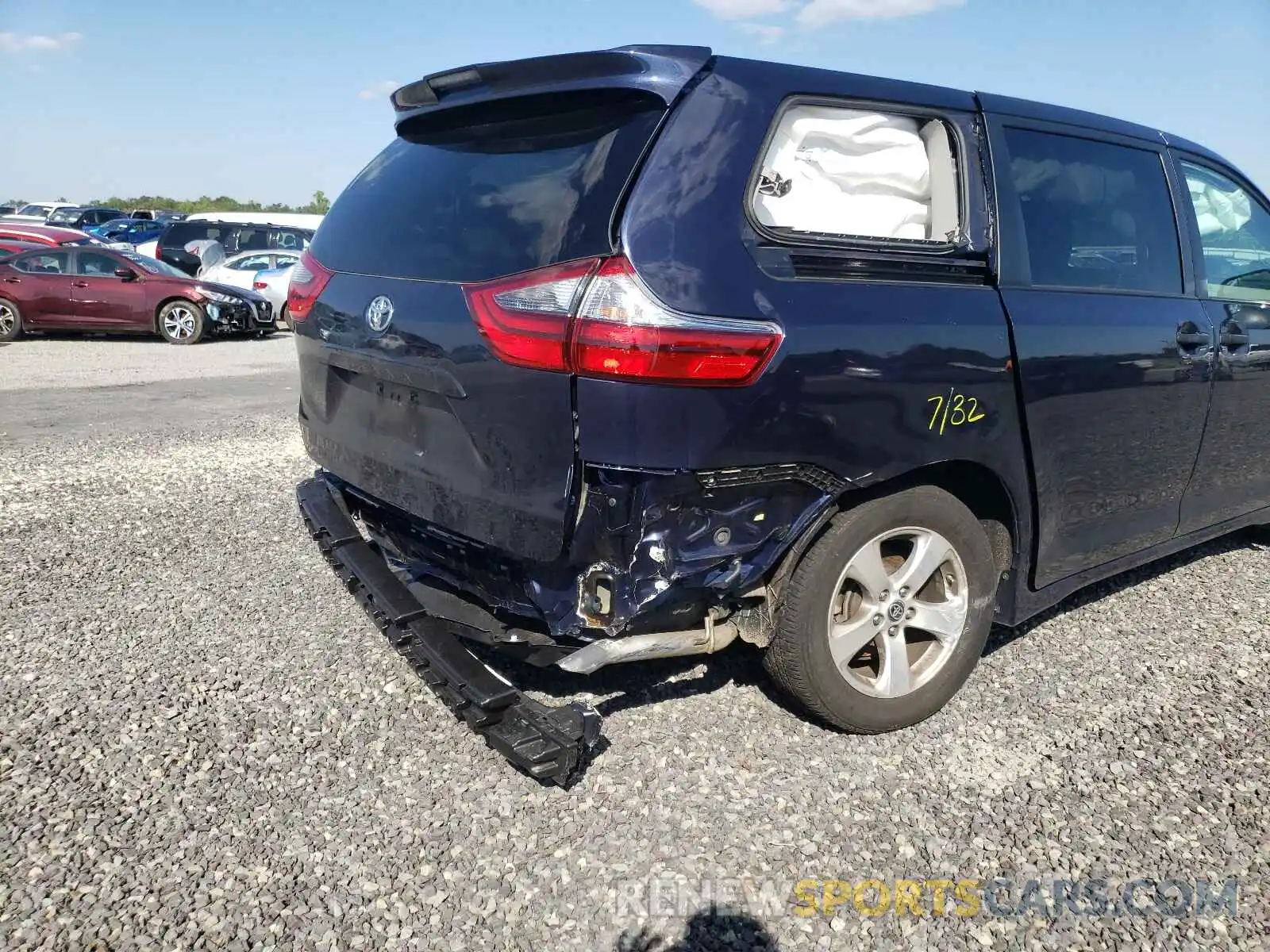 9 Photograph of a damaged car 5TDZZ3DC2LS078817 TOYOTA SIENNA 2020