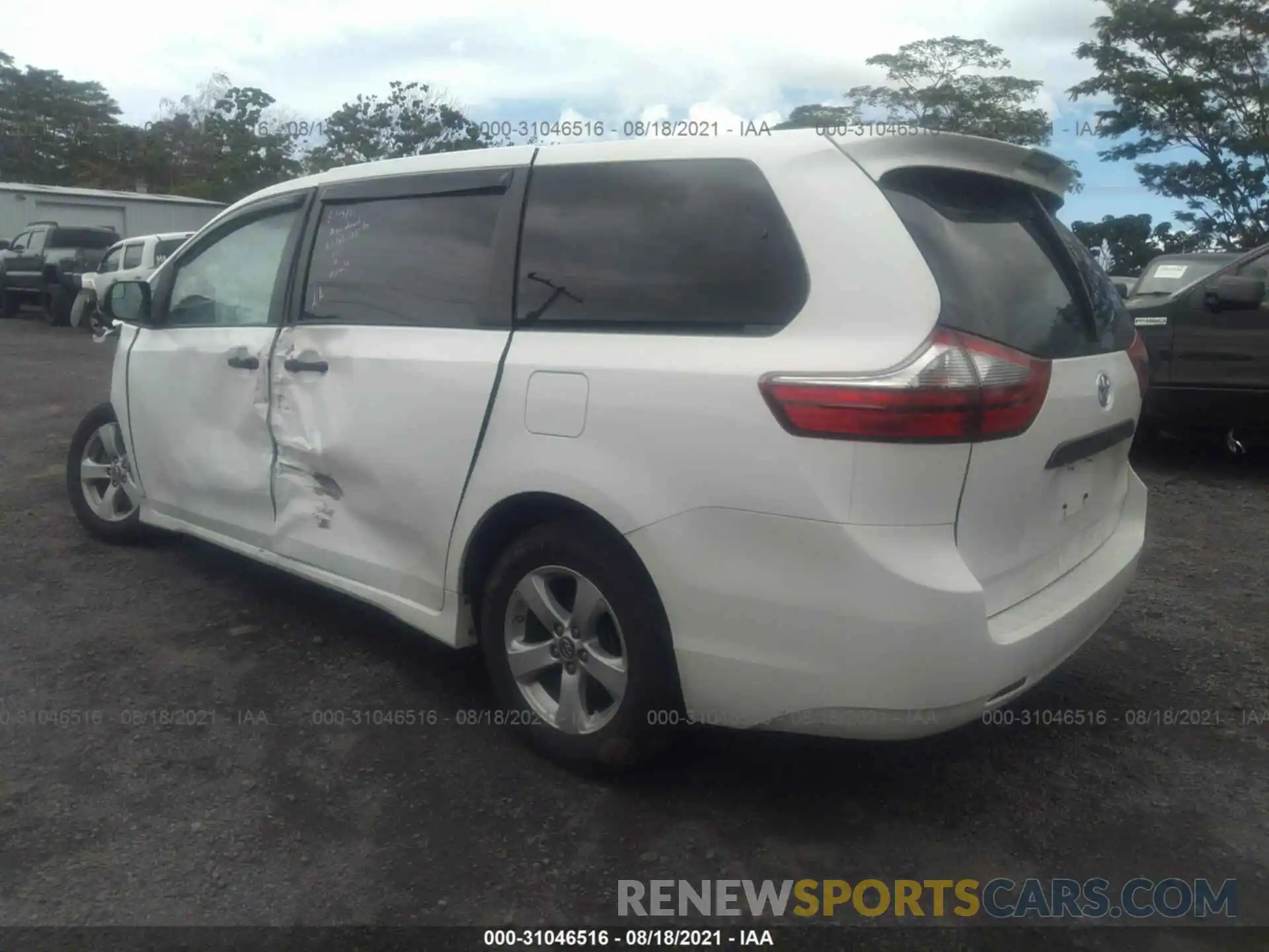 3 Photograph of a damaged car 5TDZZ3DC3LS024300 TOYOTA SIENNA 2020