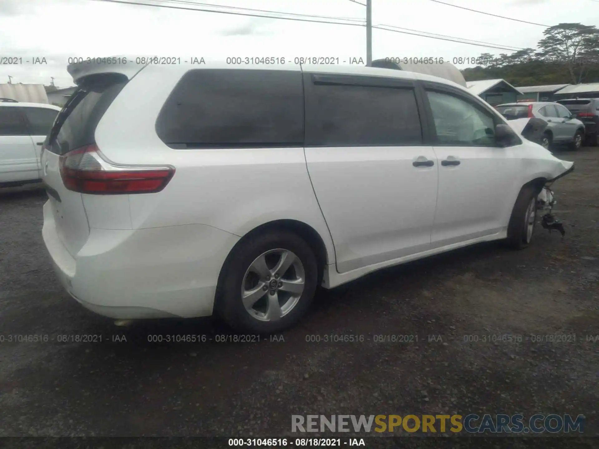 4 Photograph of a damaged car 5TDZZ3DC3LS024300 TOYOTA SIENNA 2020