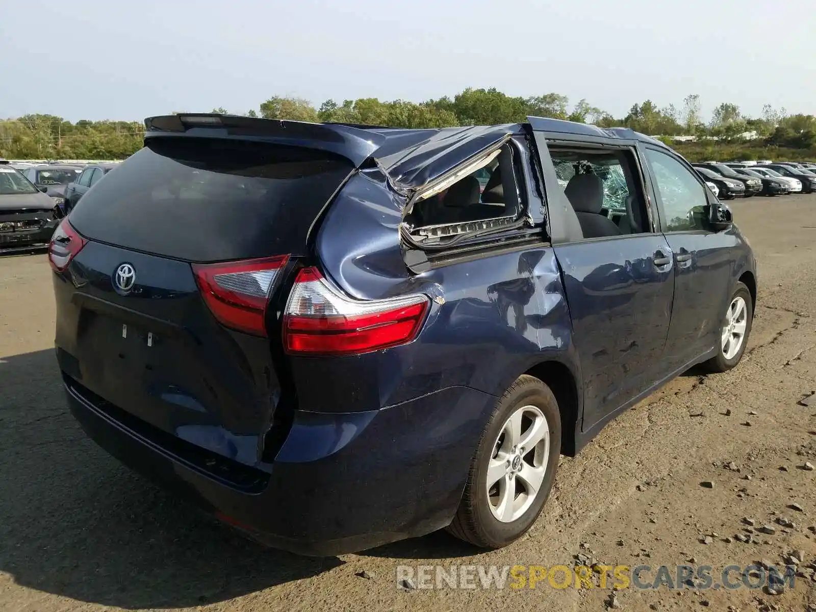 4 Photograph of a damaged car 5TDZZ3DC3LS030677 TOYOTA SIENNA 2020