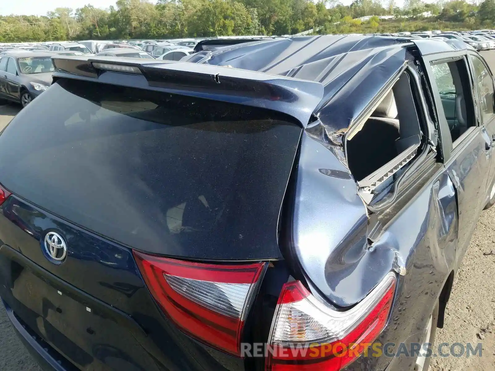 9 Photograph of a damaged car 5TDZZ3DC3LS030677 TOYOTA SIENNA 2020