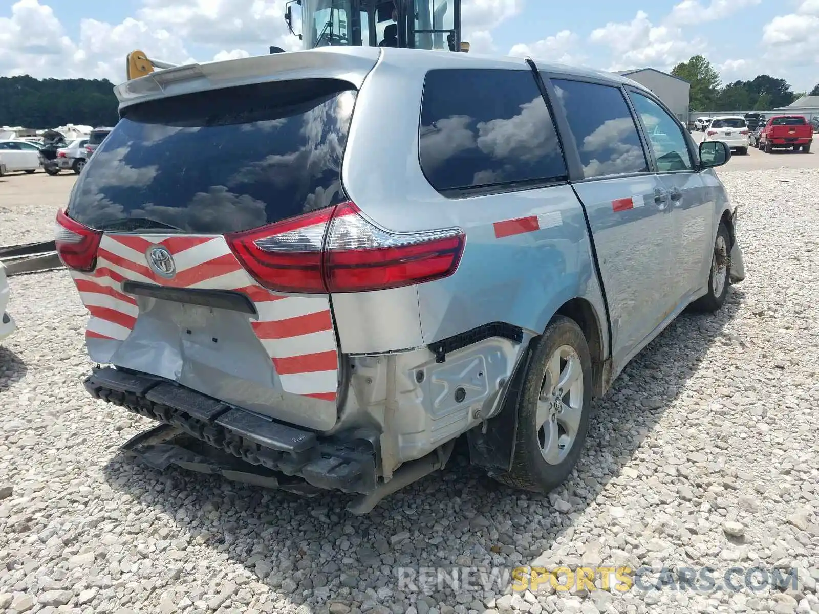 4 Photograph of a damaged car 5TDZZ3DC3LS032235 TOYOTA SIENNA 2020