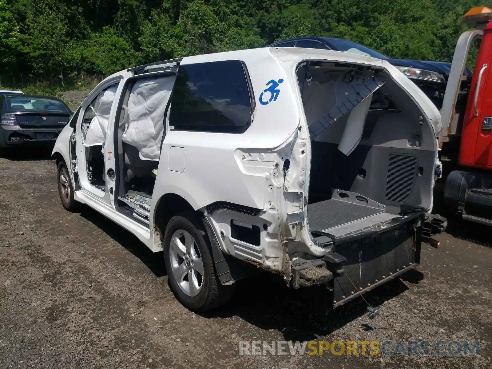 3 Photograph of a damaged car 5TDZZ3DC3LS034714 TOYOTA SIENNA 2020