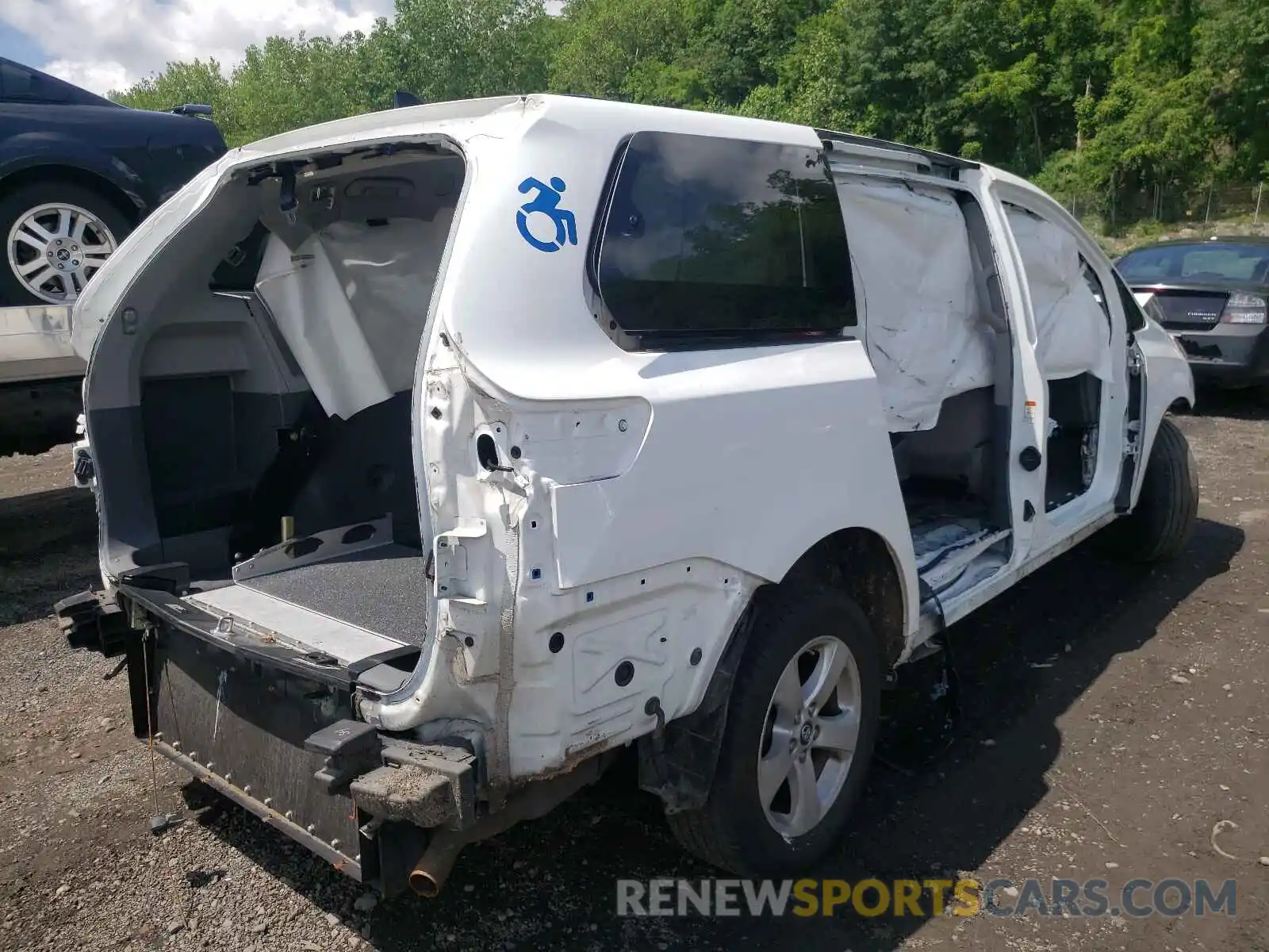 4 Photograph of a damaged car 5TDZZ3DC3LS034714 TOYOTA SIENNA 2020