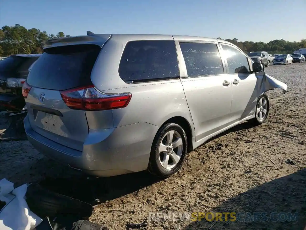 4 Photograph of a damaged car 5TDZZ3DC3LS045700 TOYOTA SIENNA 2020