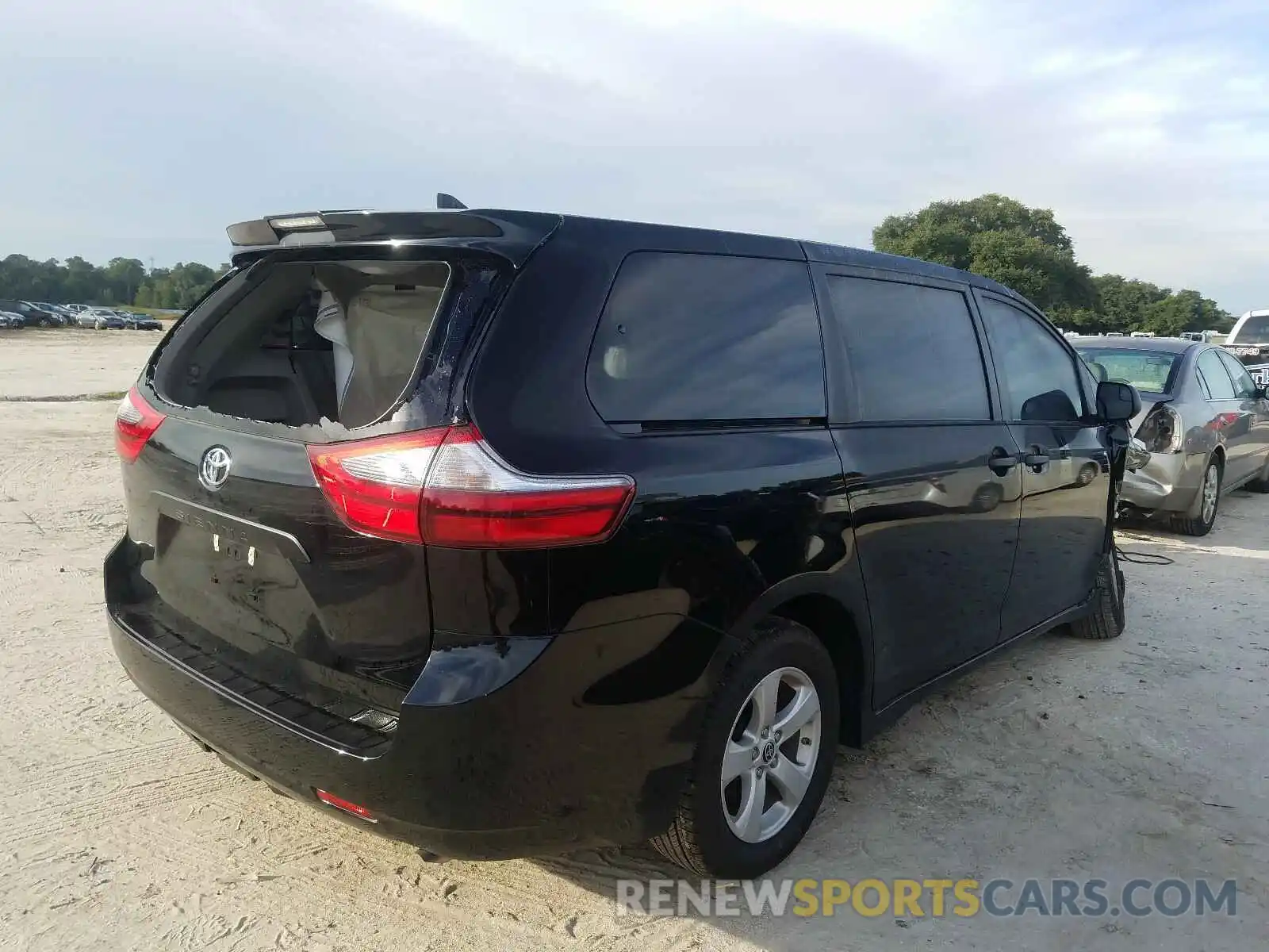 4 Photograph of a damaged car 5TDZZ3DC3LS067020 TOYOTA SIENNA 2020