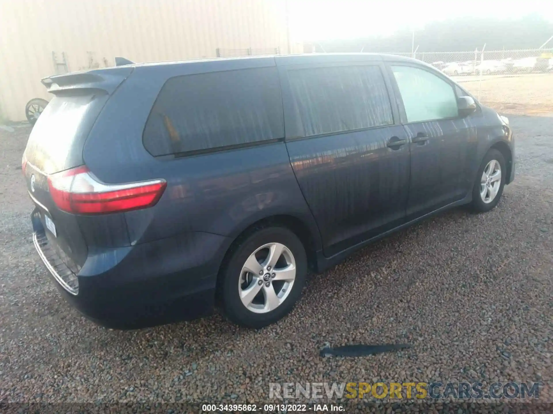 4 Photograph of a damaged car 5TDZZ3DC4LS038870 TOYOTA SIENNA 2020