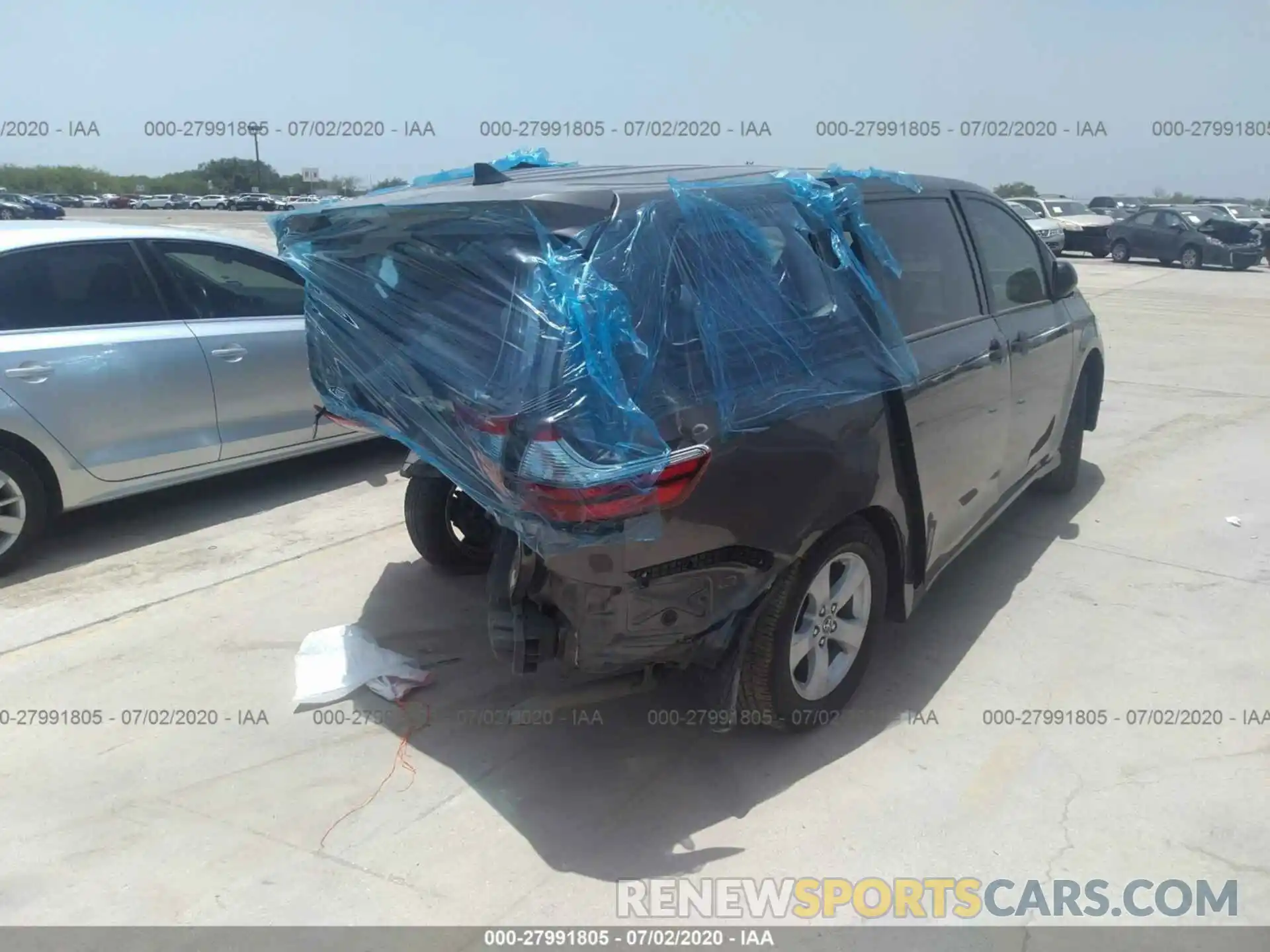 4 Photograph of a damaged car 5TDZZ3DC4LS041588 TOYOTA SIENNA 2020