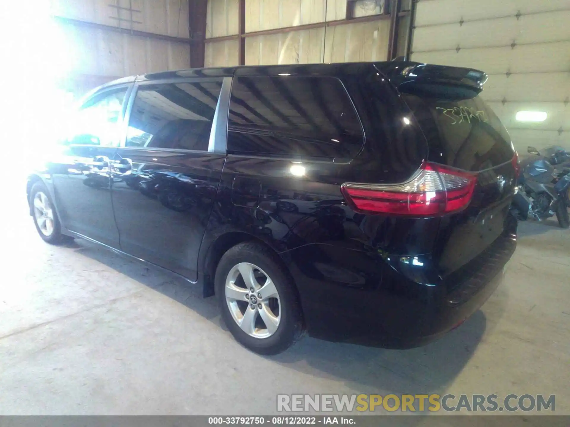 3 Photograph of a damaged car 5TDZZ3DC4LS045799 TOYOTA SIENNA 2020