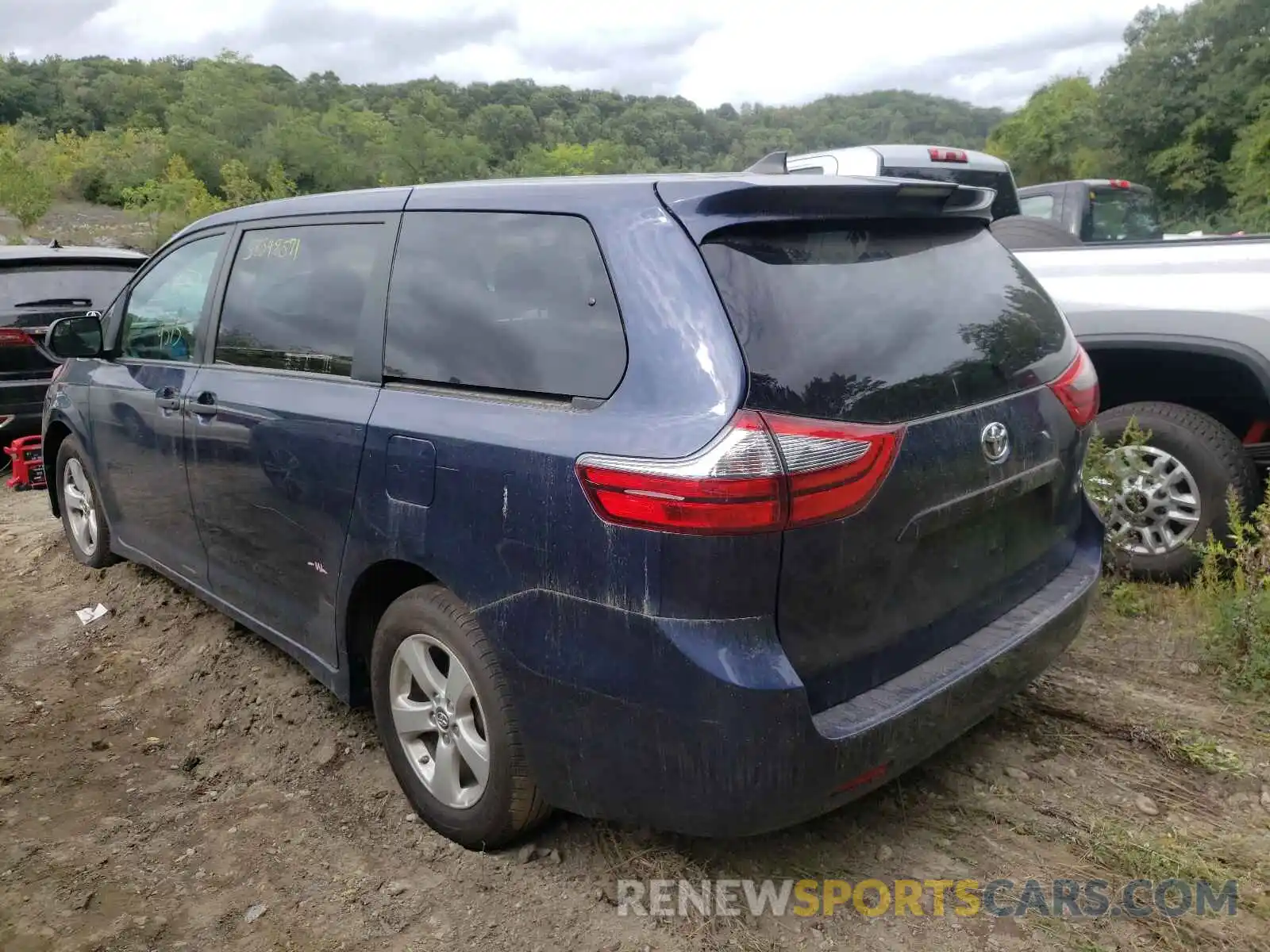 3 Photograph of a damaged car 5TDZZ3DC5LS022631 TOYOTA SIENNA 2020