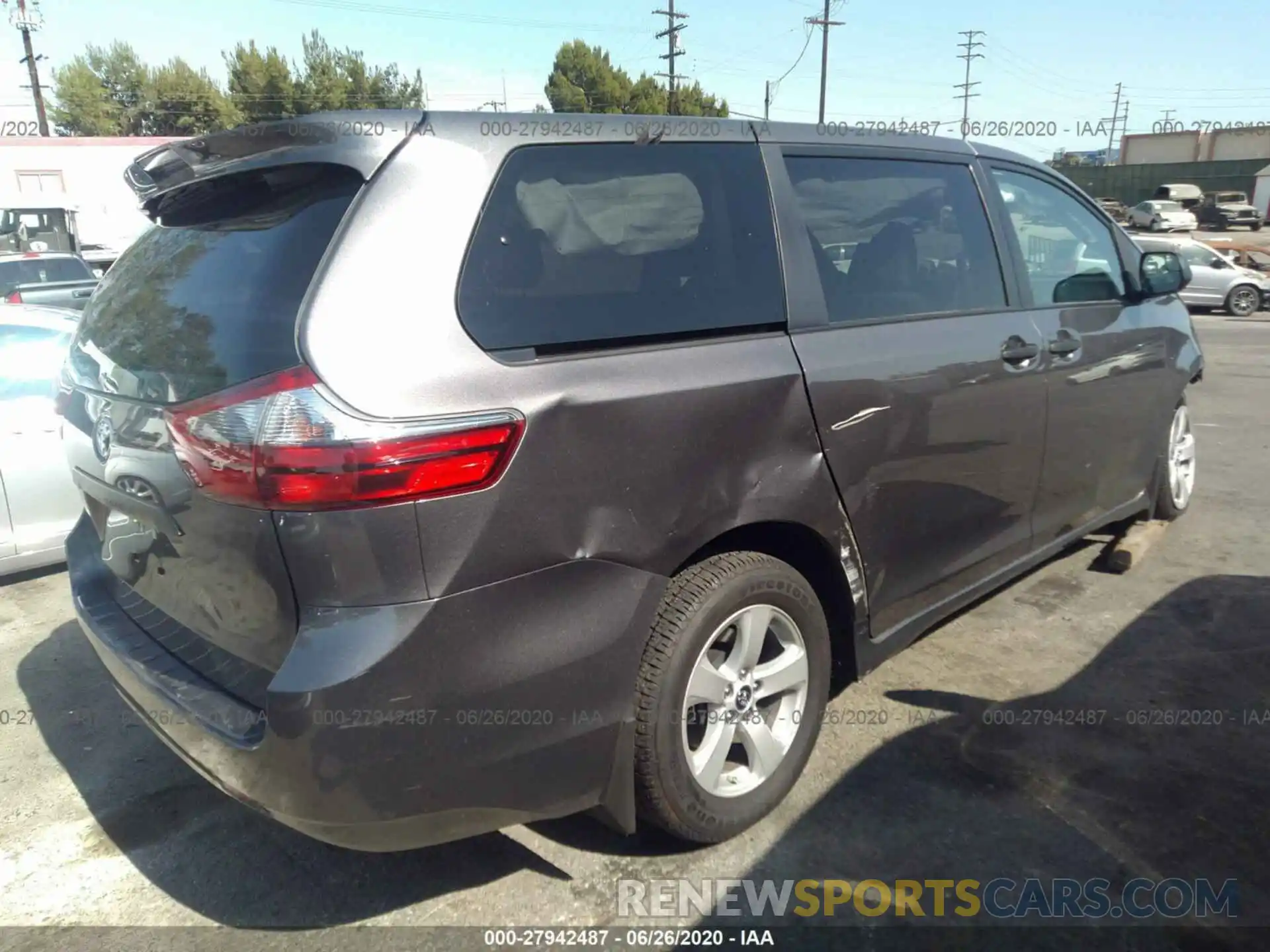 4 Photograph of a damaged car 5TDZZ3DC5LS043902 TOYOTA SIENNA 2020