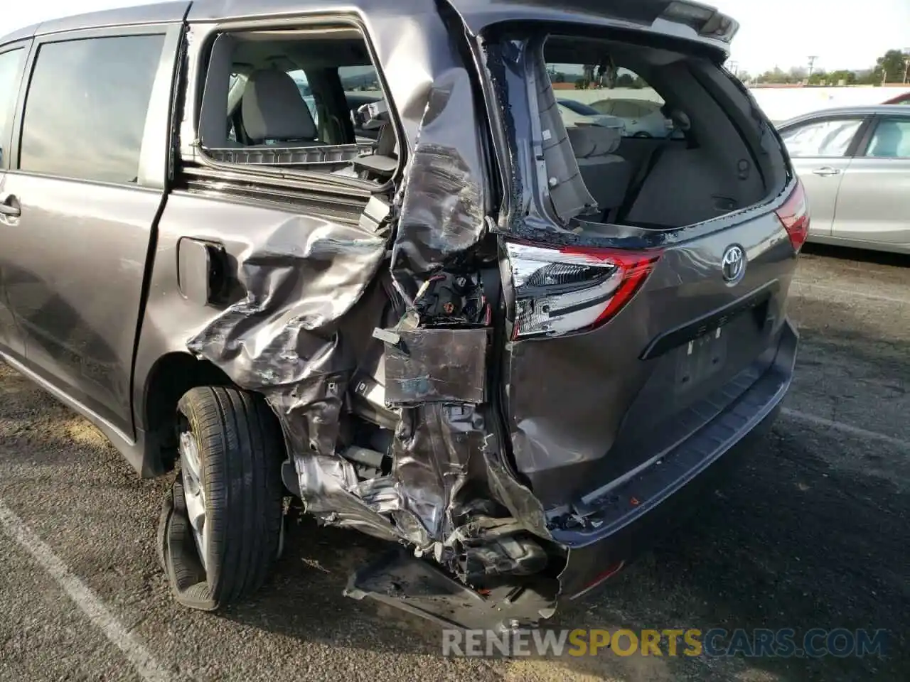 9 Photograph of a damaged car 5TDZZ3DC5LS058948 TOYOTA SIENNA 2020